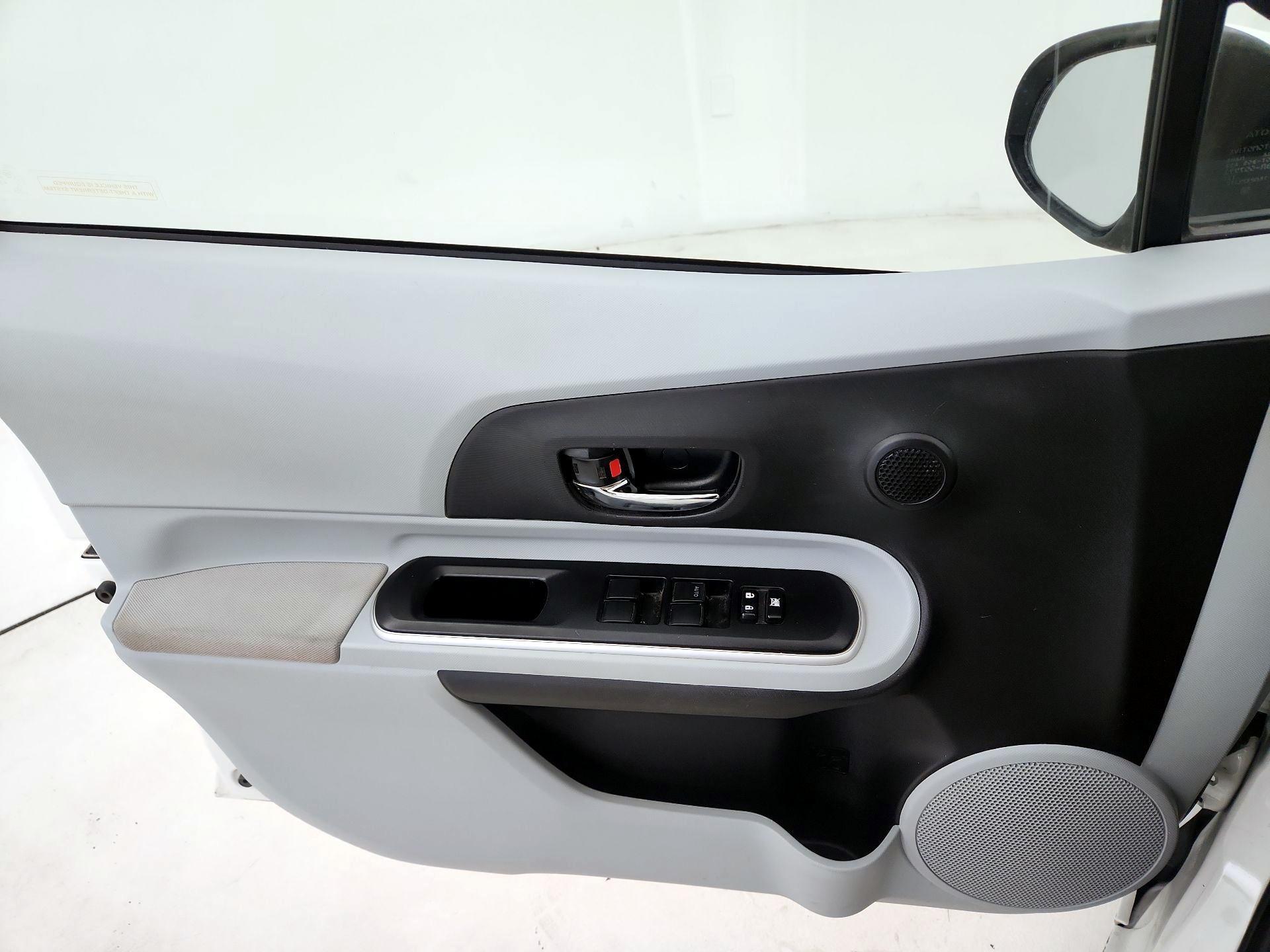 Thumbnail: 2014 Toyota Prius c - 12