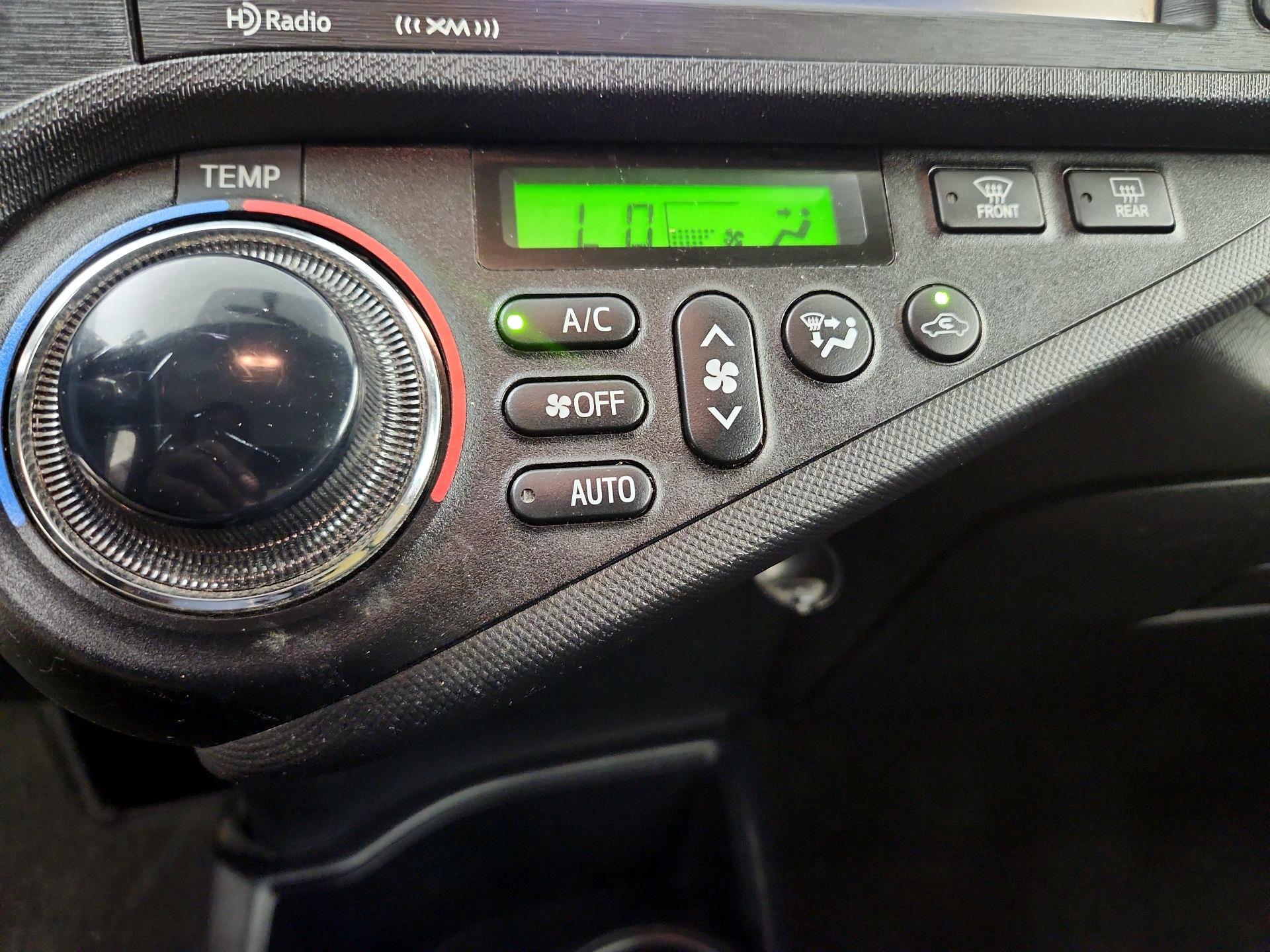 Thumbnail: 2014 Toyota Prius c - 15