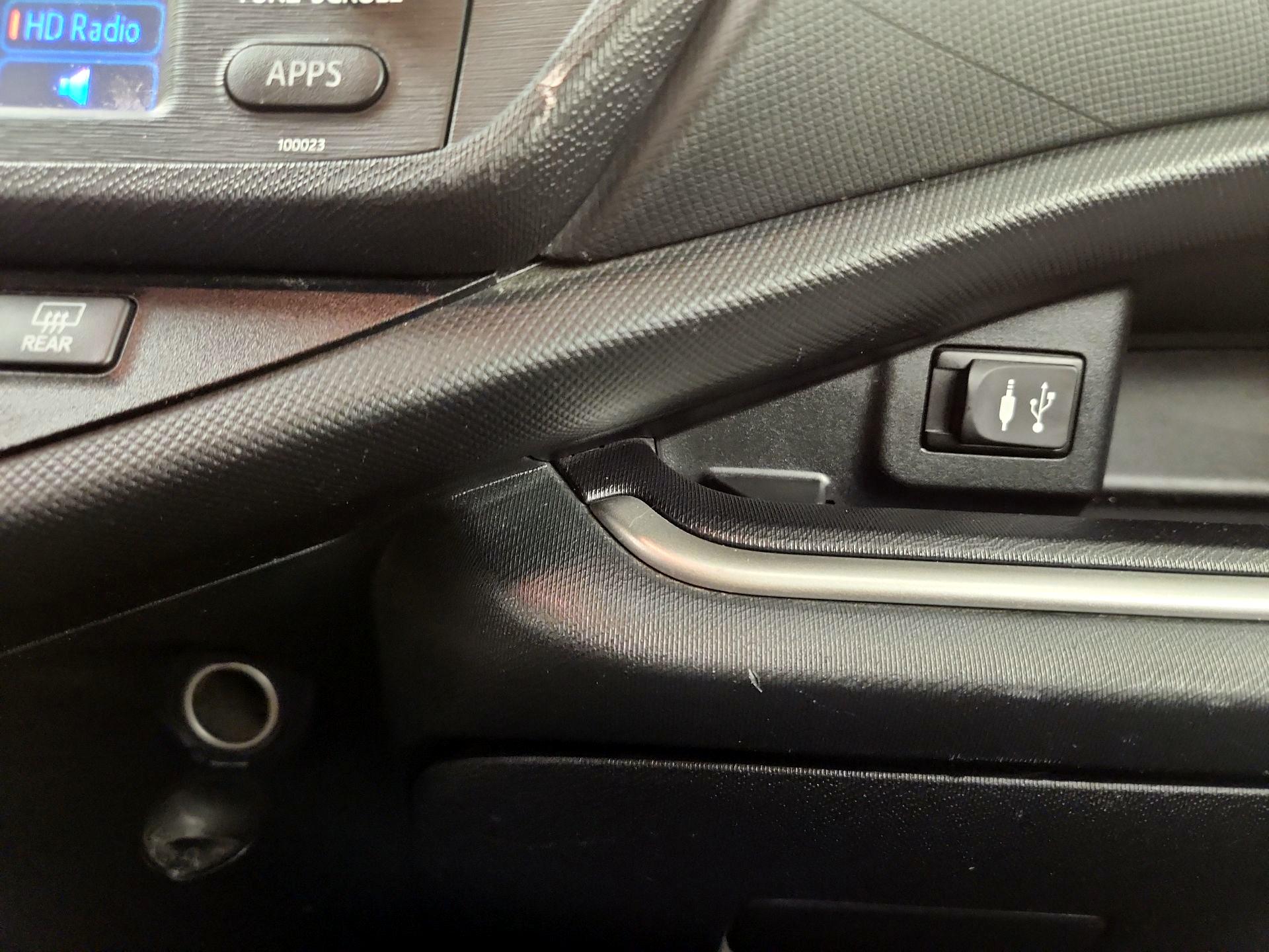 Thumbnail: 2014 Toyota Prius c - 17