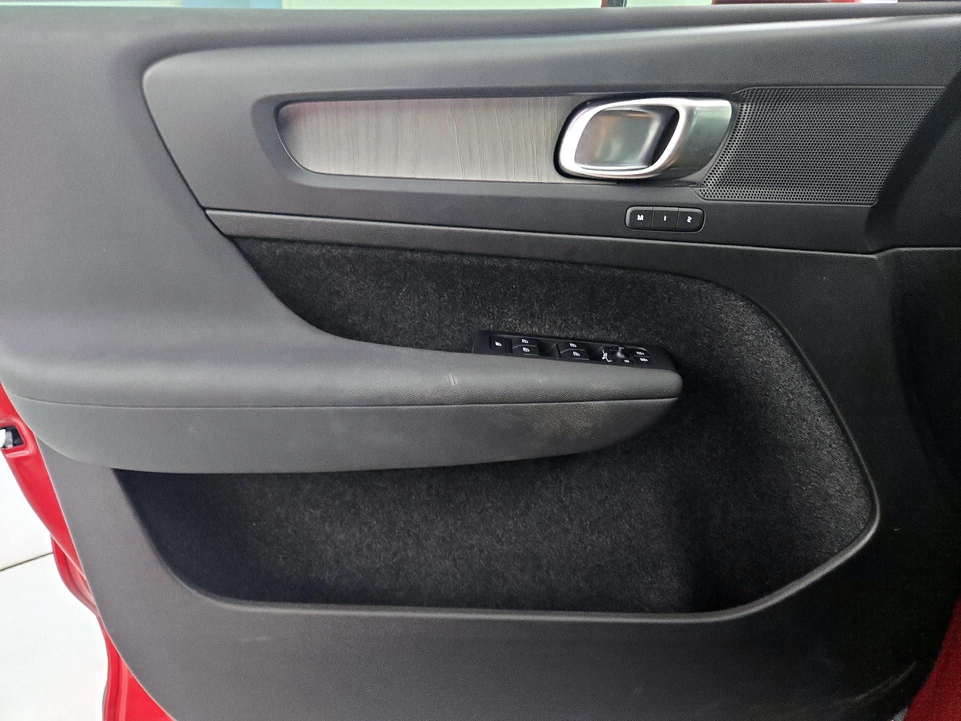 Thumbnail: 2023 Volvo XC40 - 12