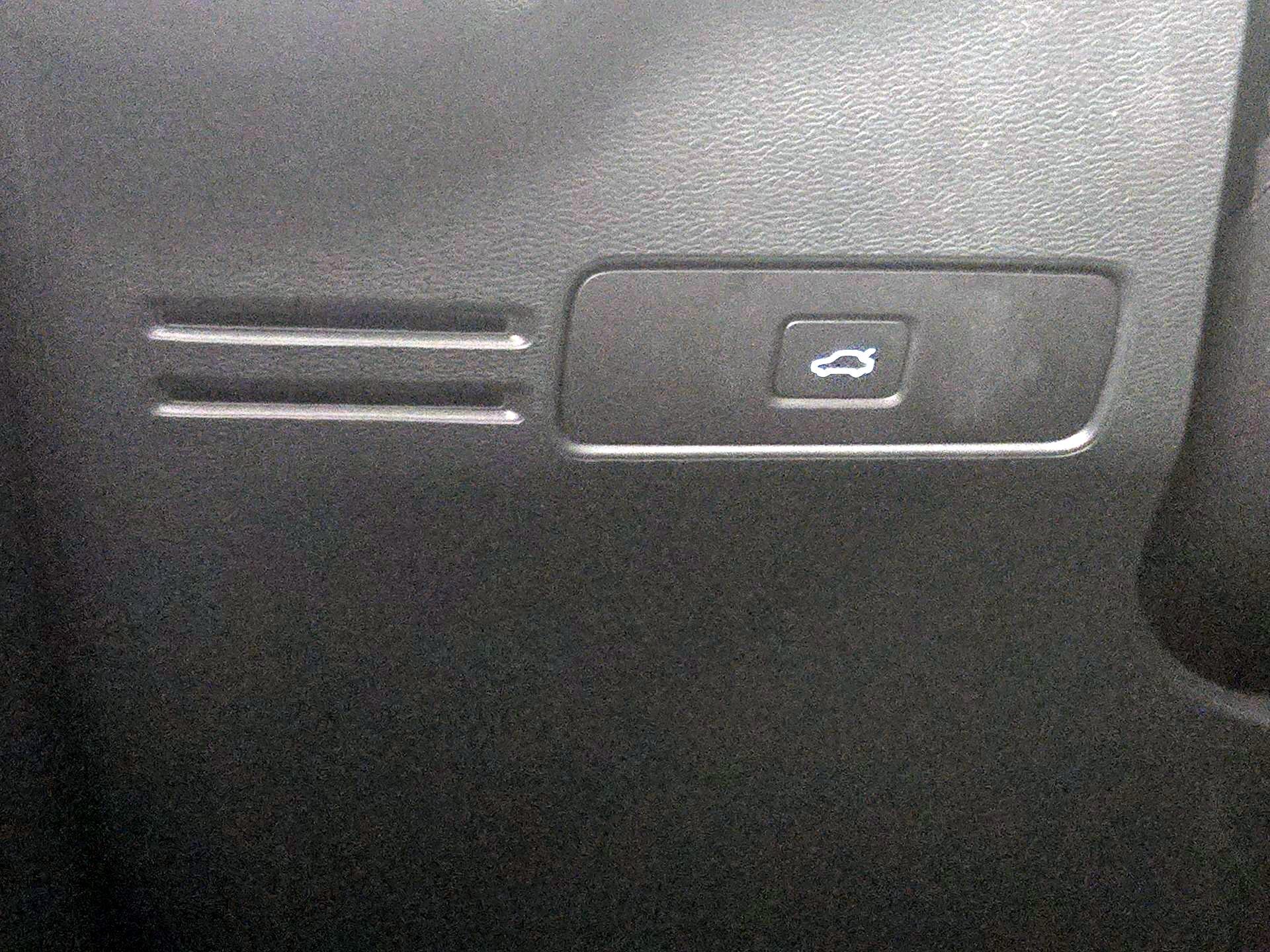 Thumbnail: 2023 Volvo XC40 - 13