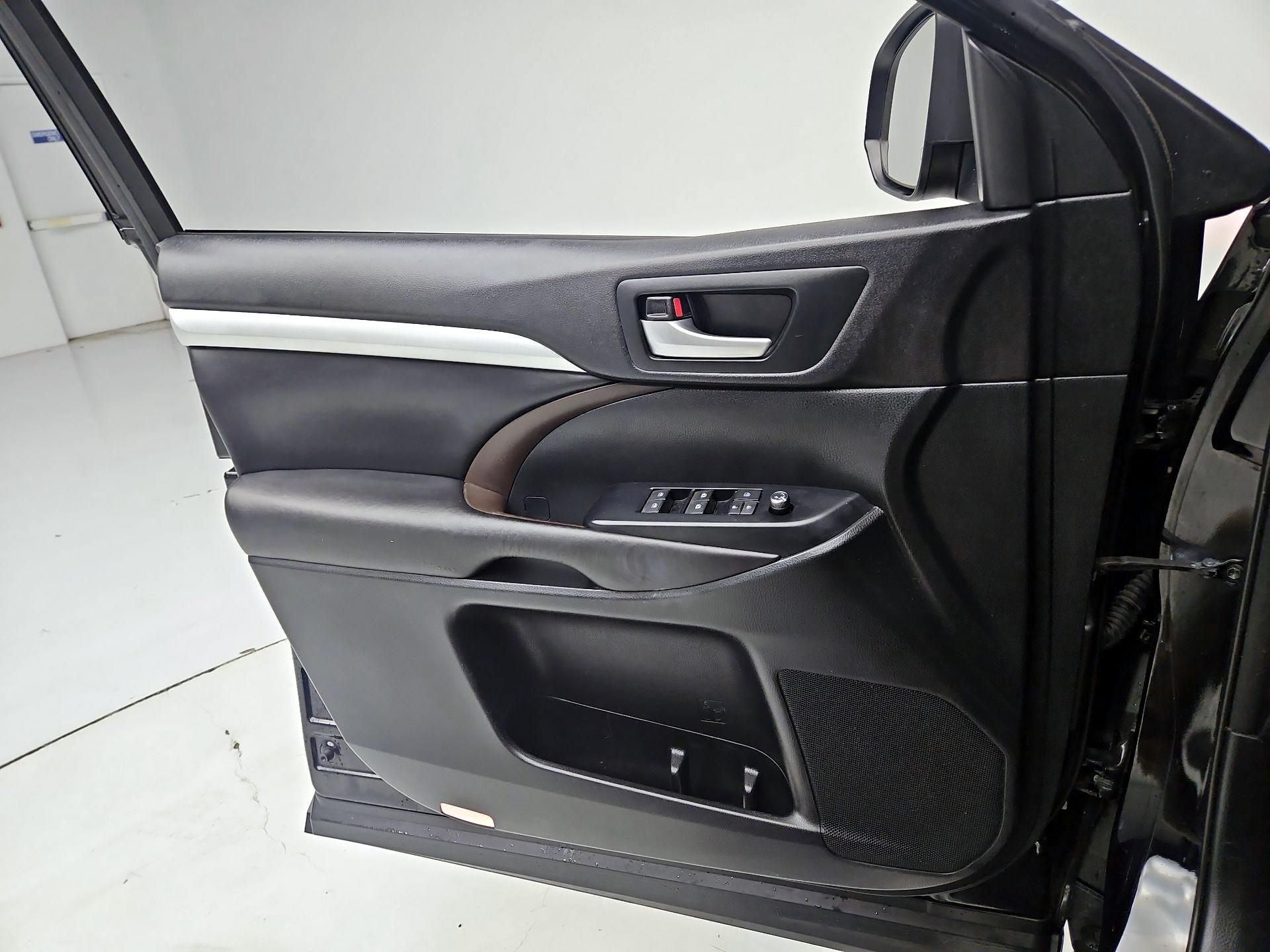 Thumbnail: 2016 Toyota Highlander - 12