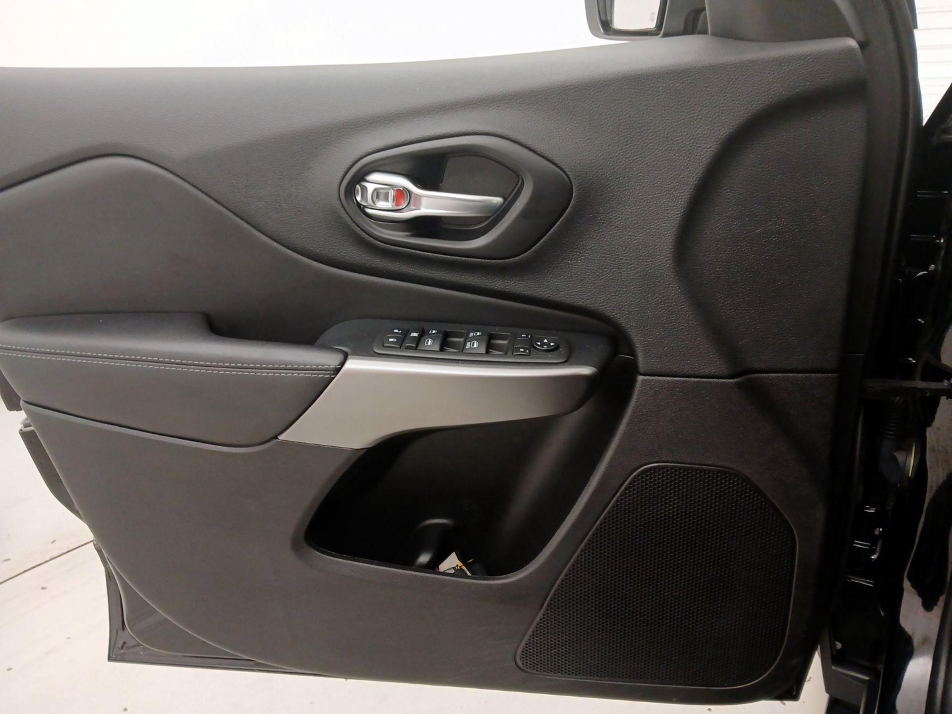 Thumbnail: 2022 Jeep Cherokee - 12