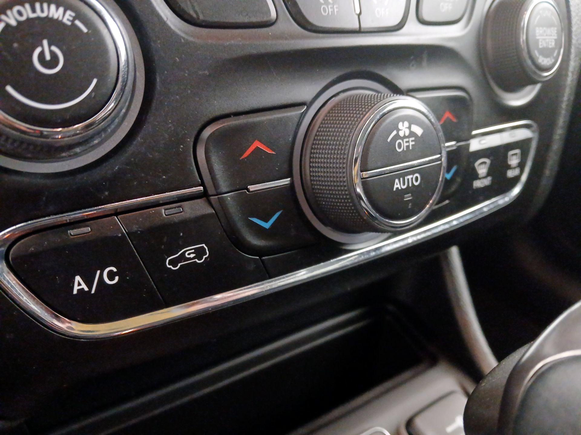 Thumbnail: 2022 Jeep Cherokee - 16