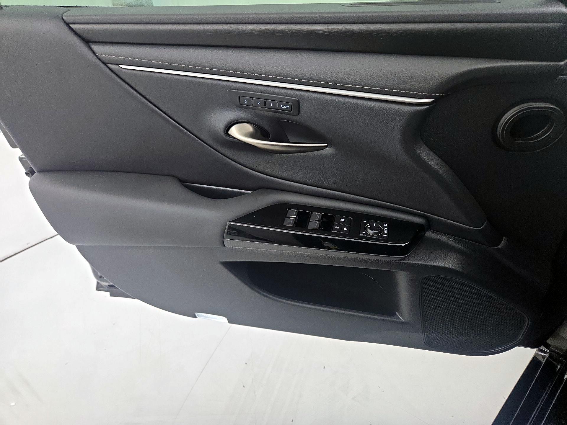 Thumbnail: 2025 Lexus ES - 12