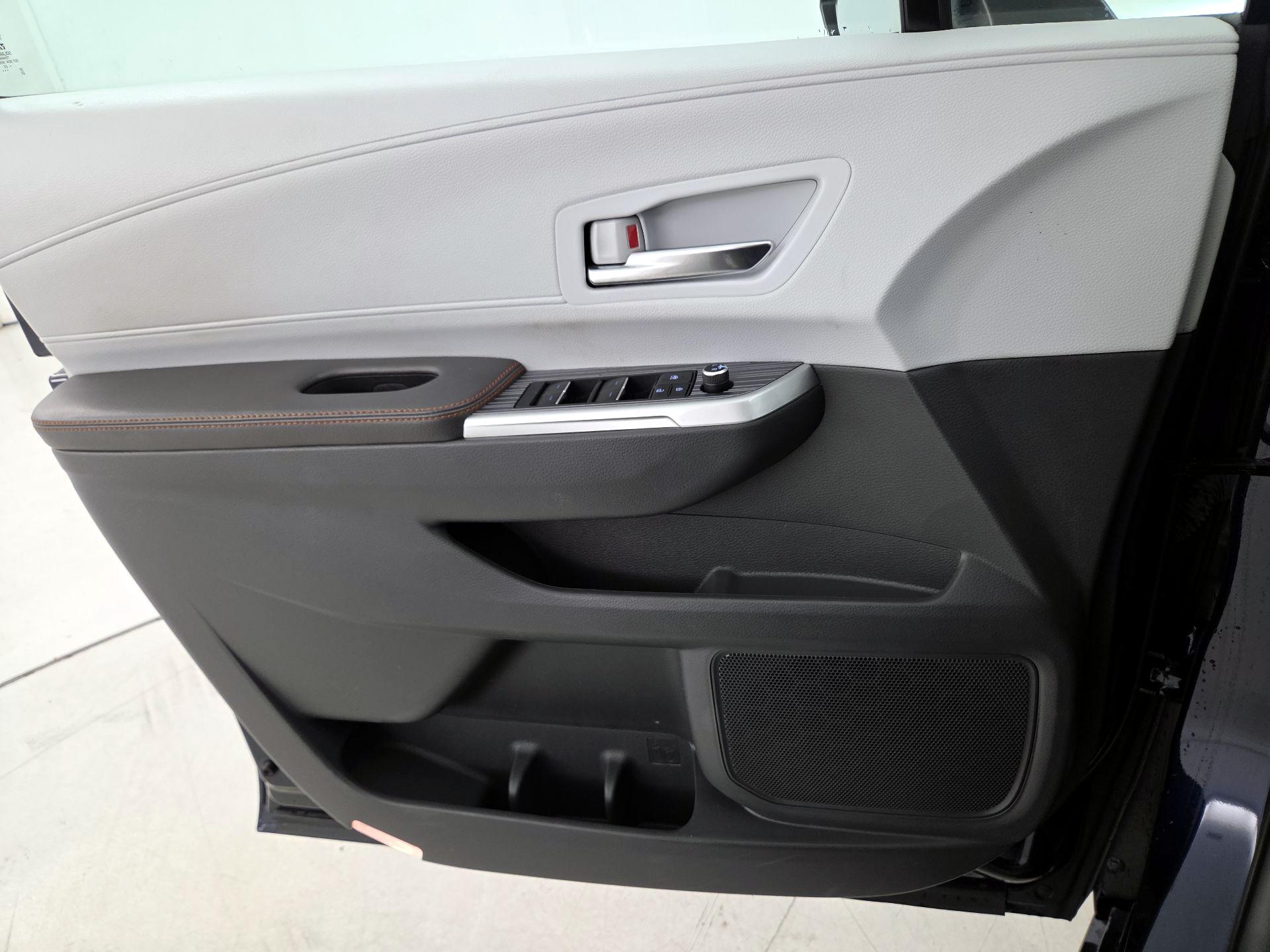 Thumbnail: 2022 Toyota Sienna - 12