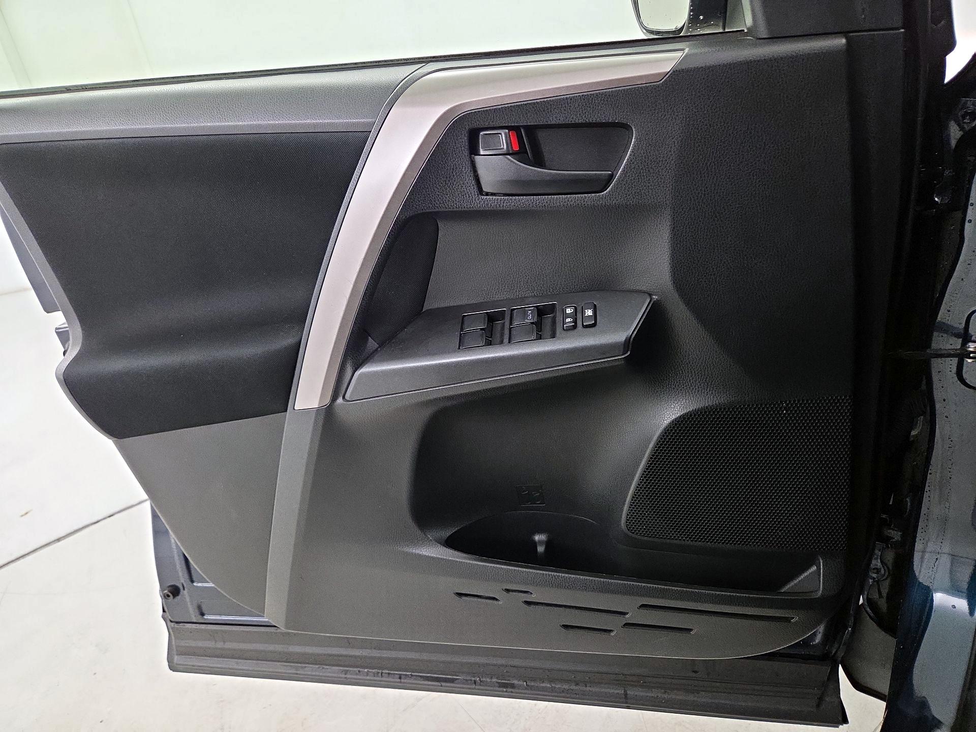 Thumbnail: 2018 Toyota RAV4 - 12