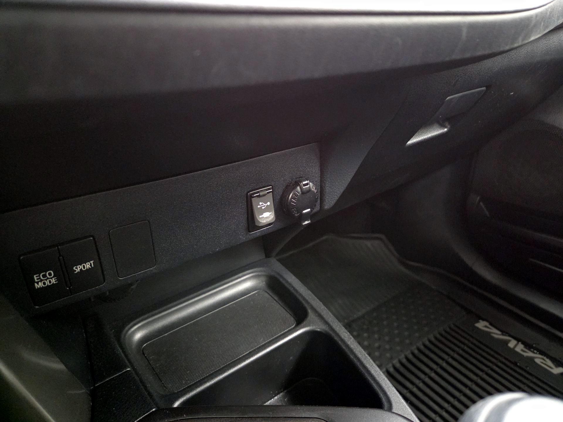 Thumbnail: 2018 Toyota RAV4 - 18