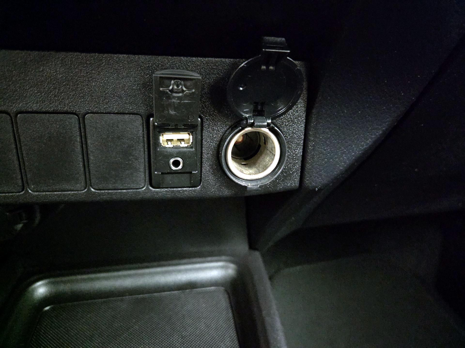 Thumbnail: 2015 Toyota RAV4 - 19