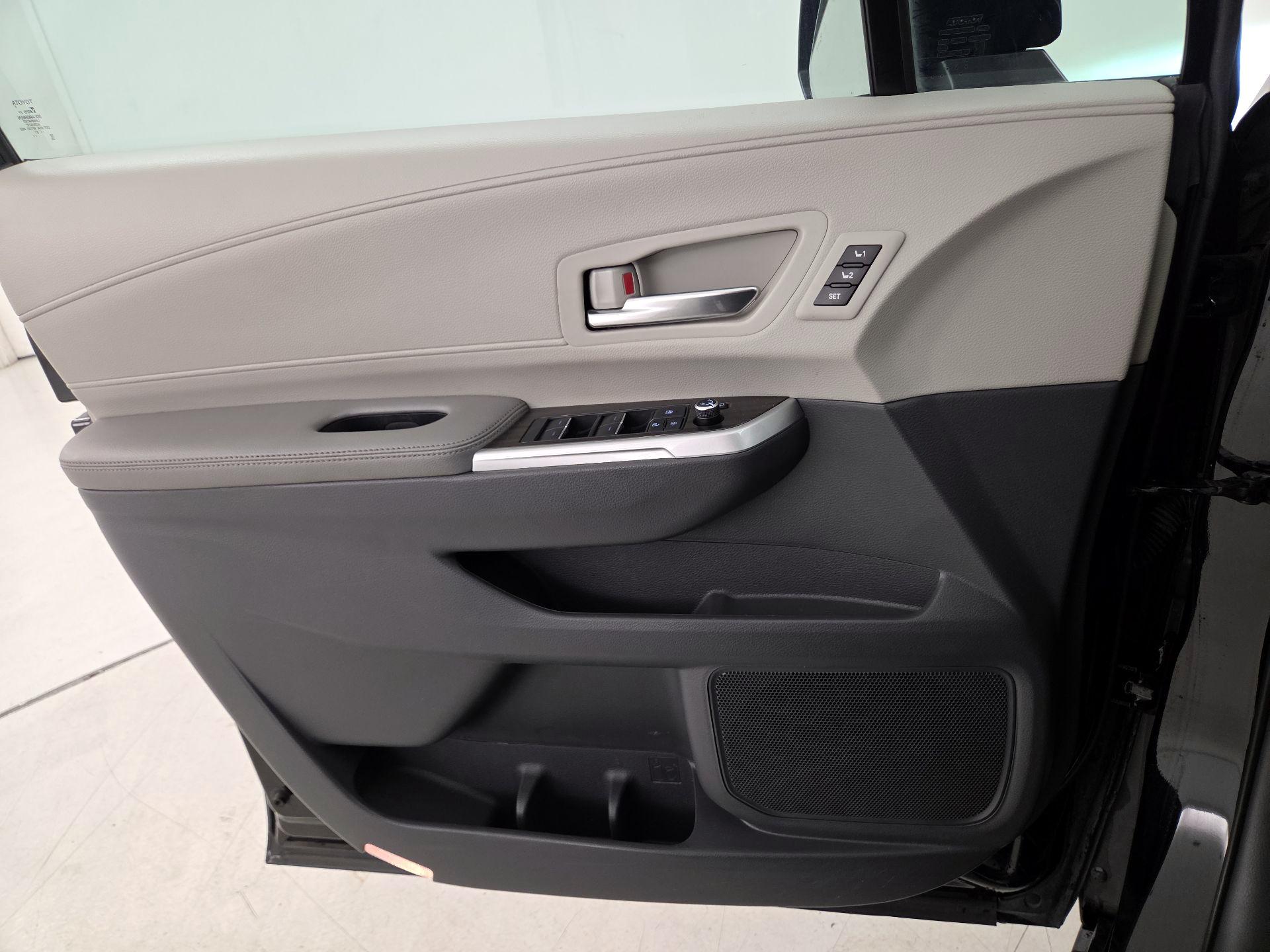 Thumbnail: 2021 Toyota Sienna - 12