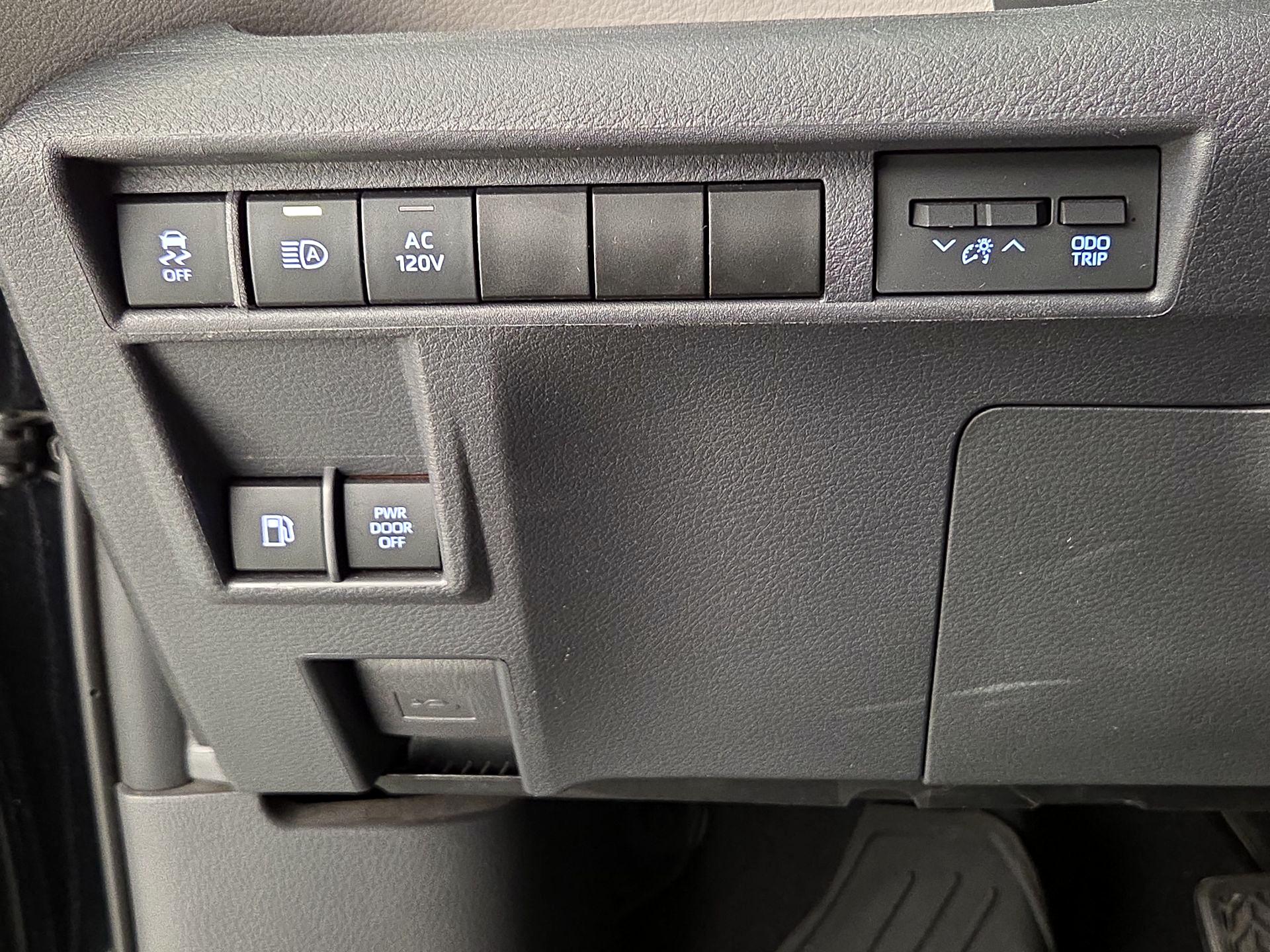 Thumbnail: 2021 Toyota Sienna - 13