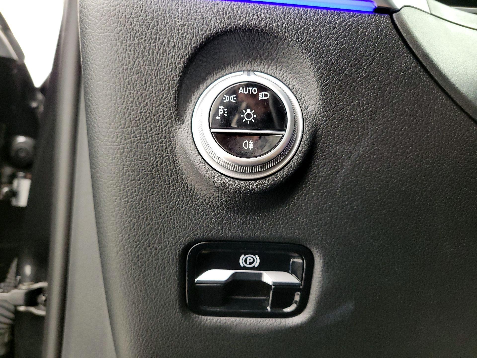 Thumbnail: 2023 Mercedes-Benz C-Class - 13