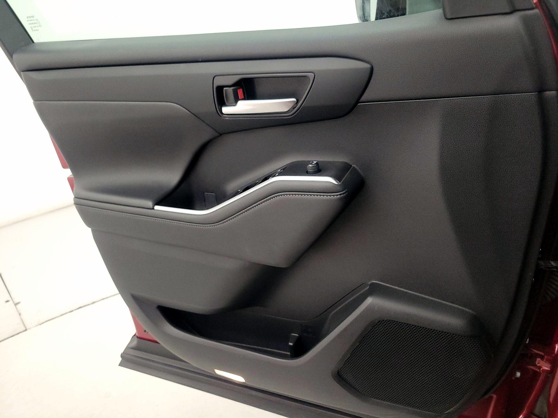 Thumbnail: 2023 Toyota Highlander - 12