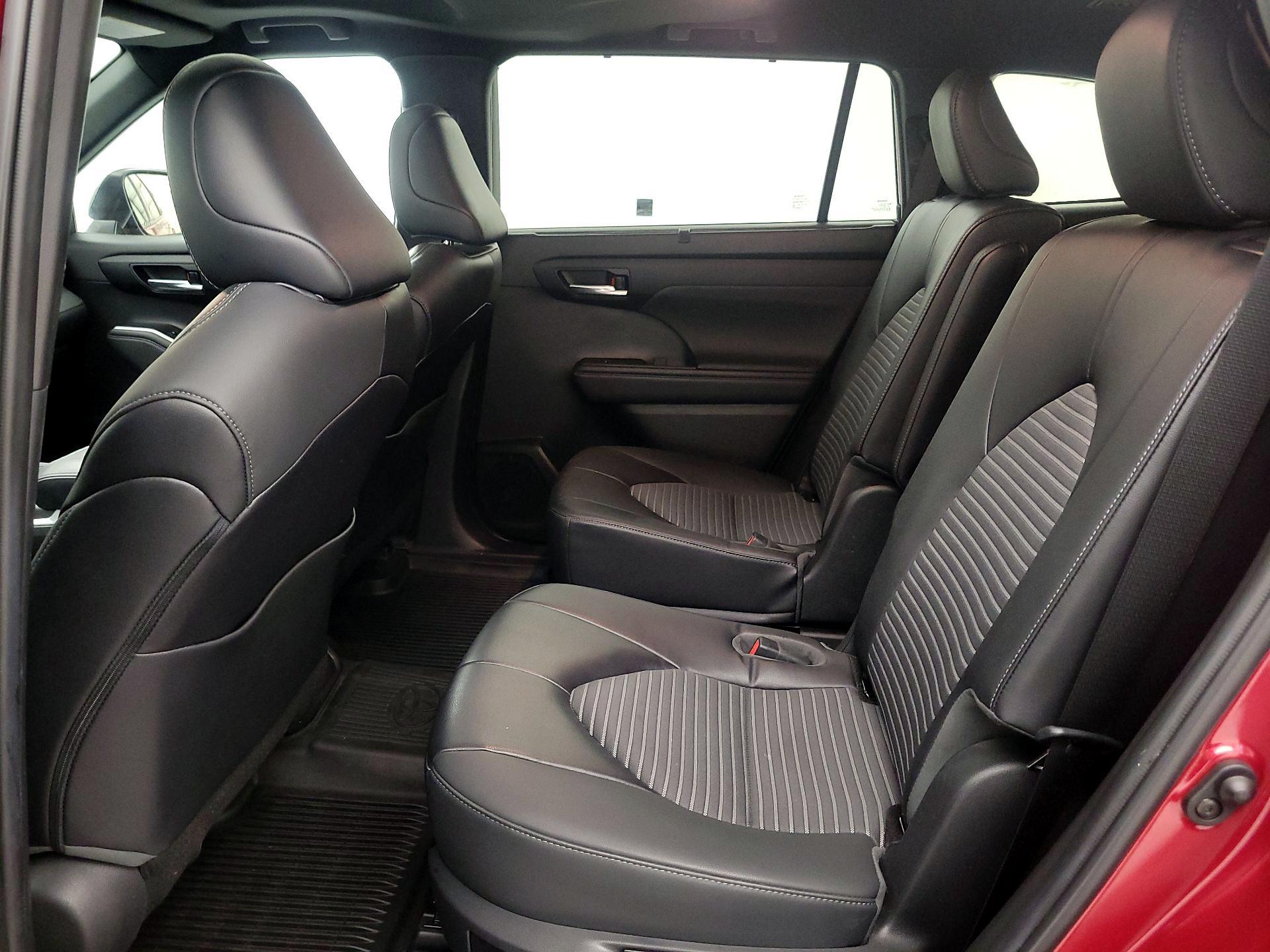 Thumbnail: 2023 Toyota Highlander - 20