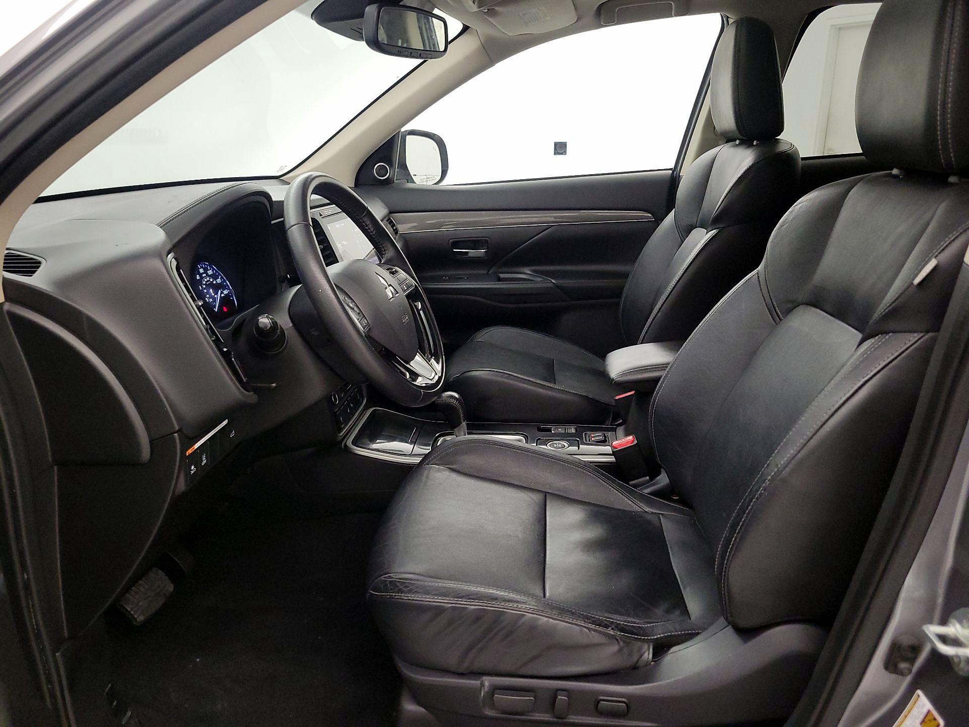 Thumbnail: 2020 Mitsubishi Outlander - 11