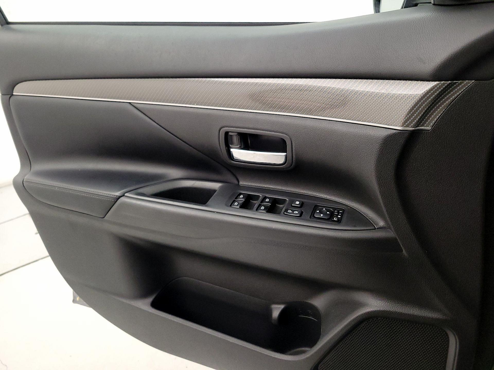 Thumbnail: 2020 Mitsubishi Outlander - 12