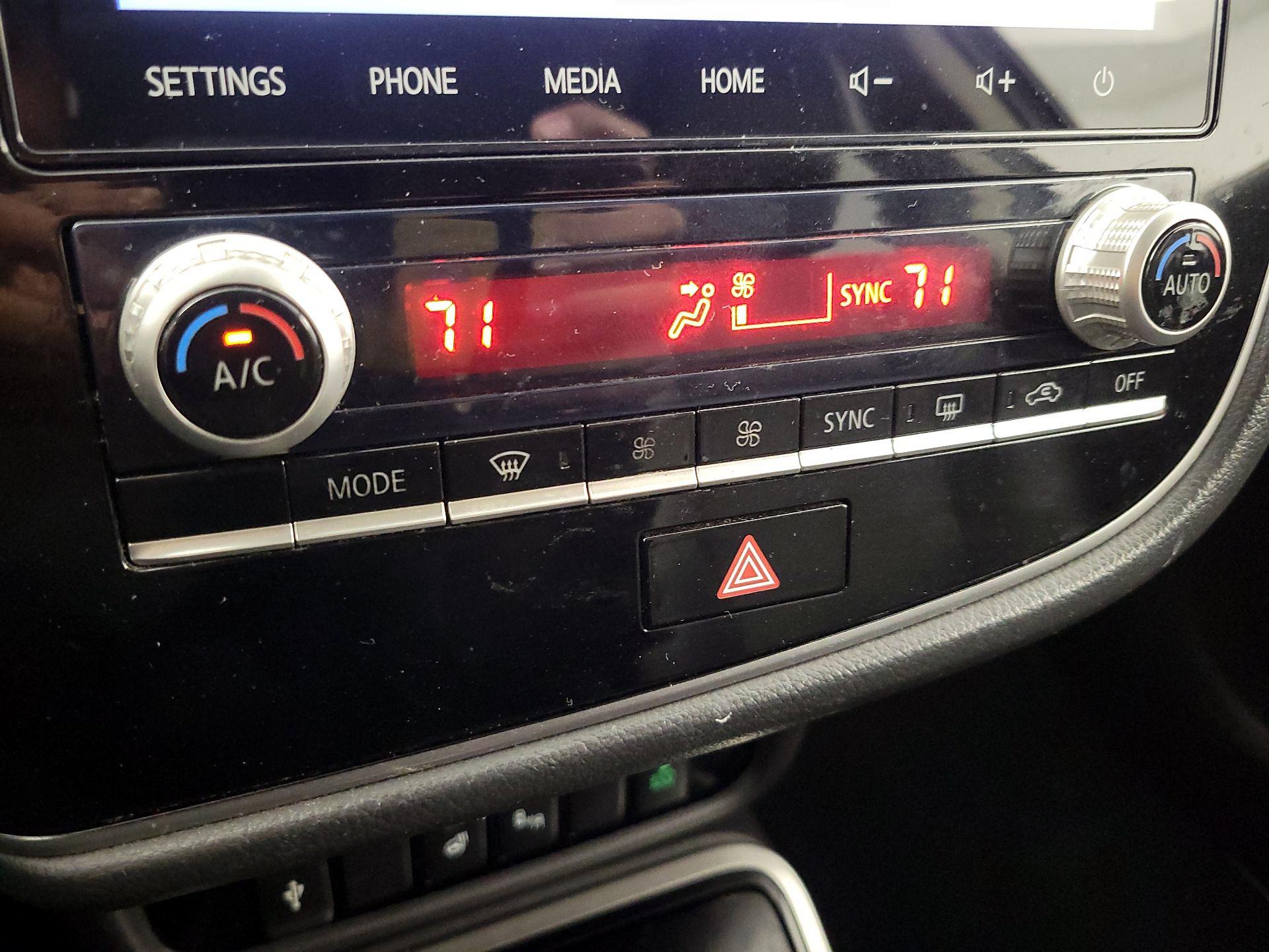 Thumbnail: 2020 Mitsubishi Outlander - 16