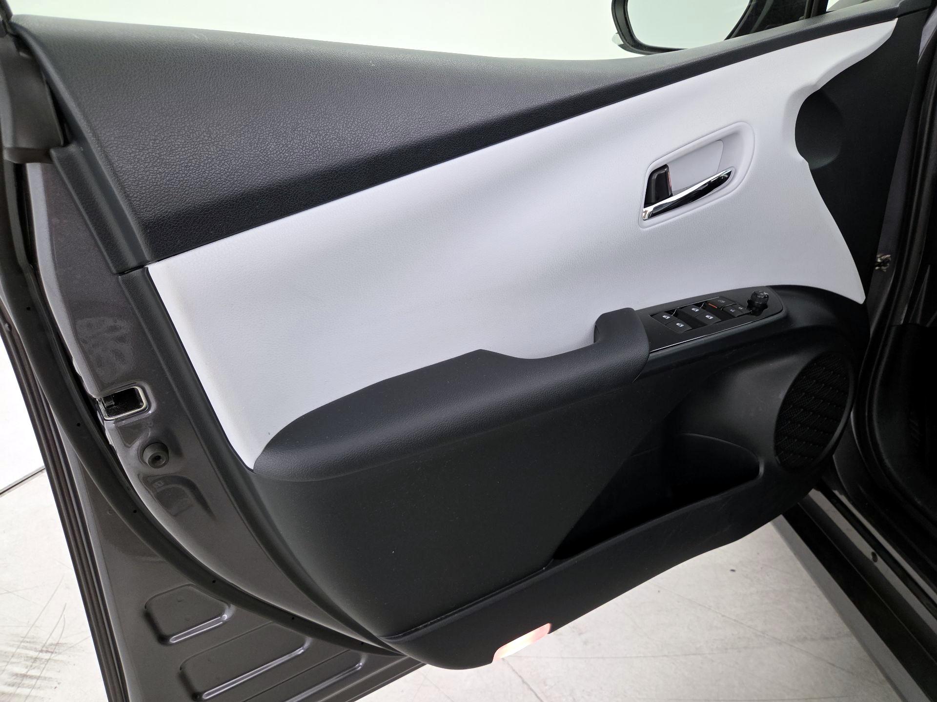 Thumbnail: 2016 Toyota Prius - 12