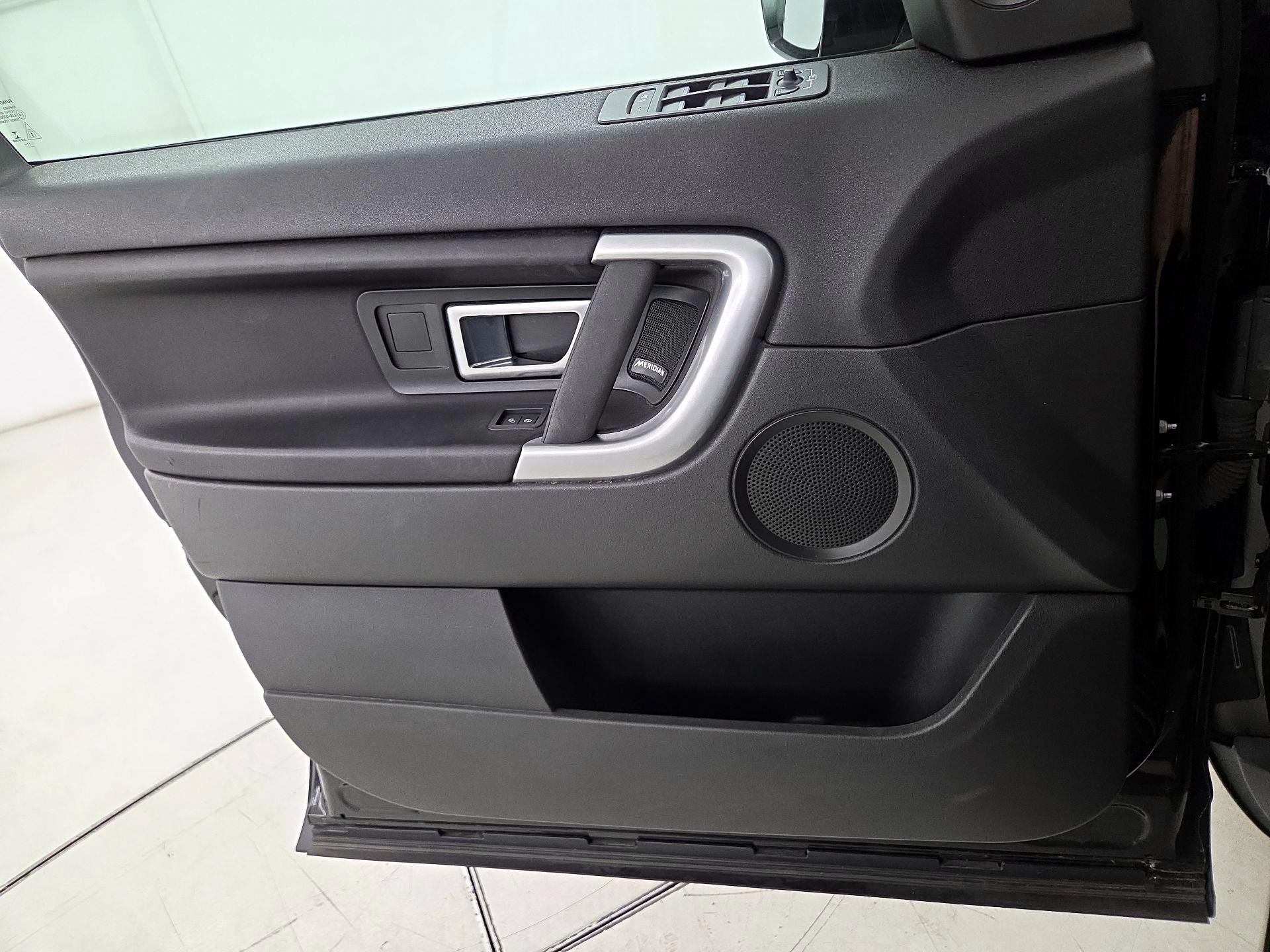 Thumbnail: 2018 Land Rover Discovery Sport - 12