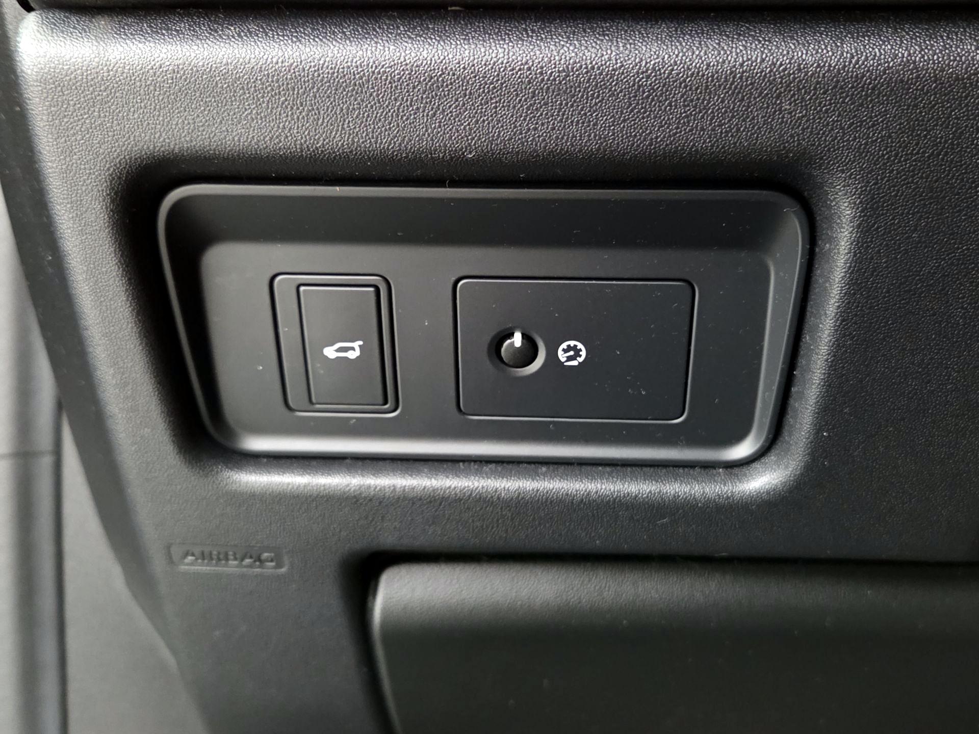 Thumbnail: 2018 Land Rover Discovery Sport - 13