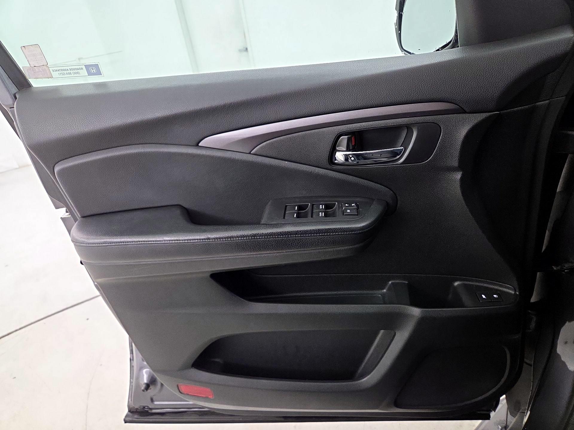 Thumbnail: 2017 Honda Pilot - 12