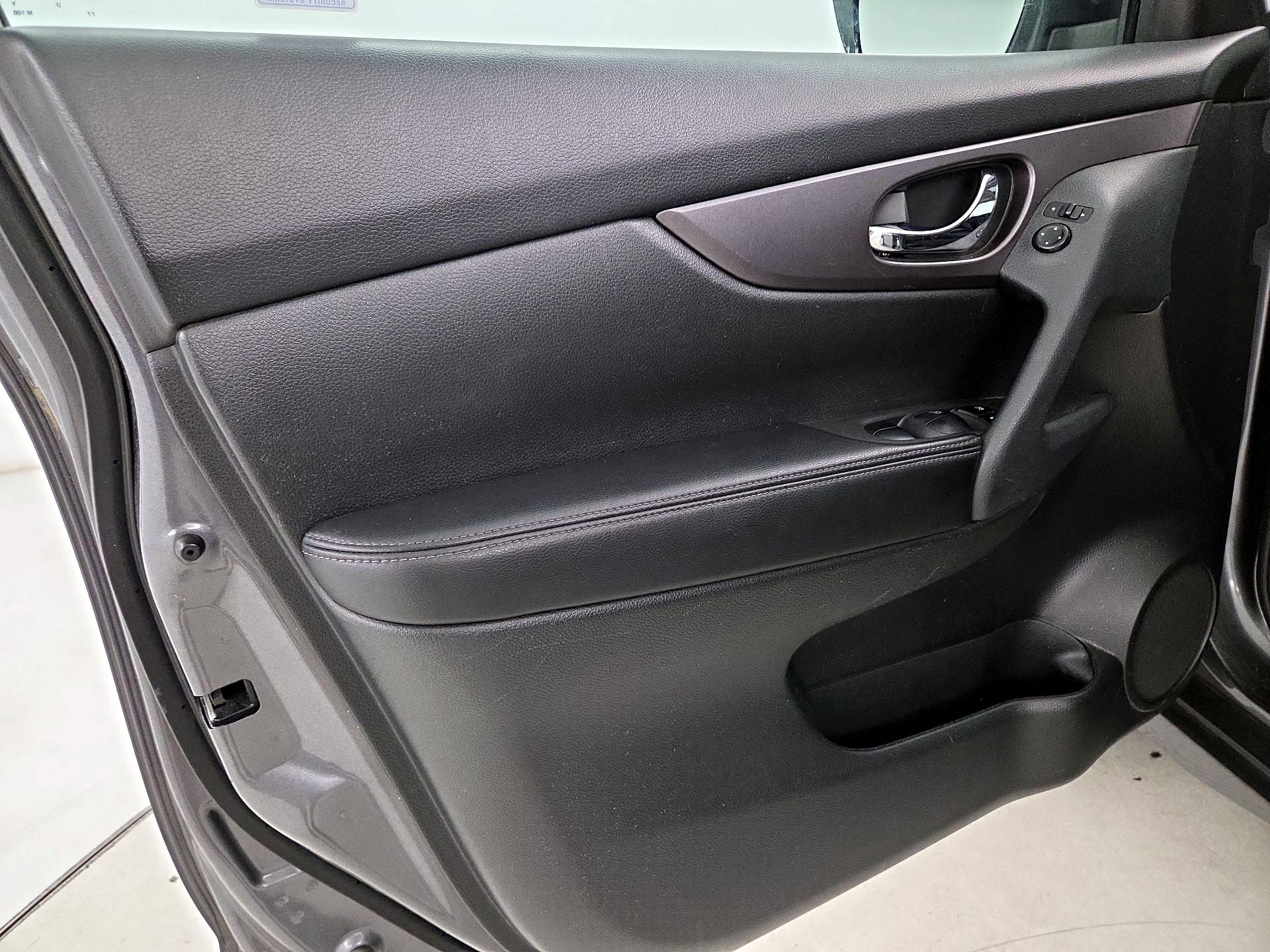 Thumbnail: 2015 Nissan Rogue - 12