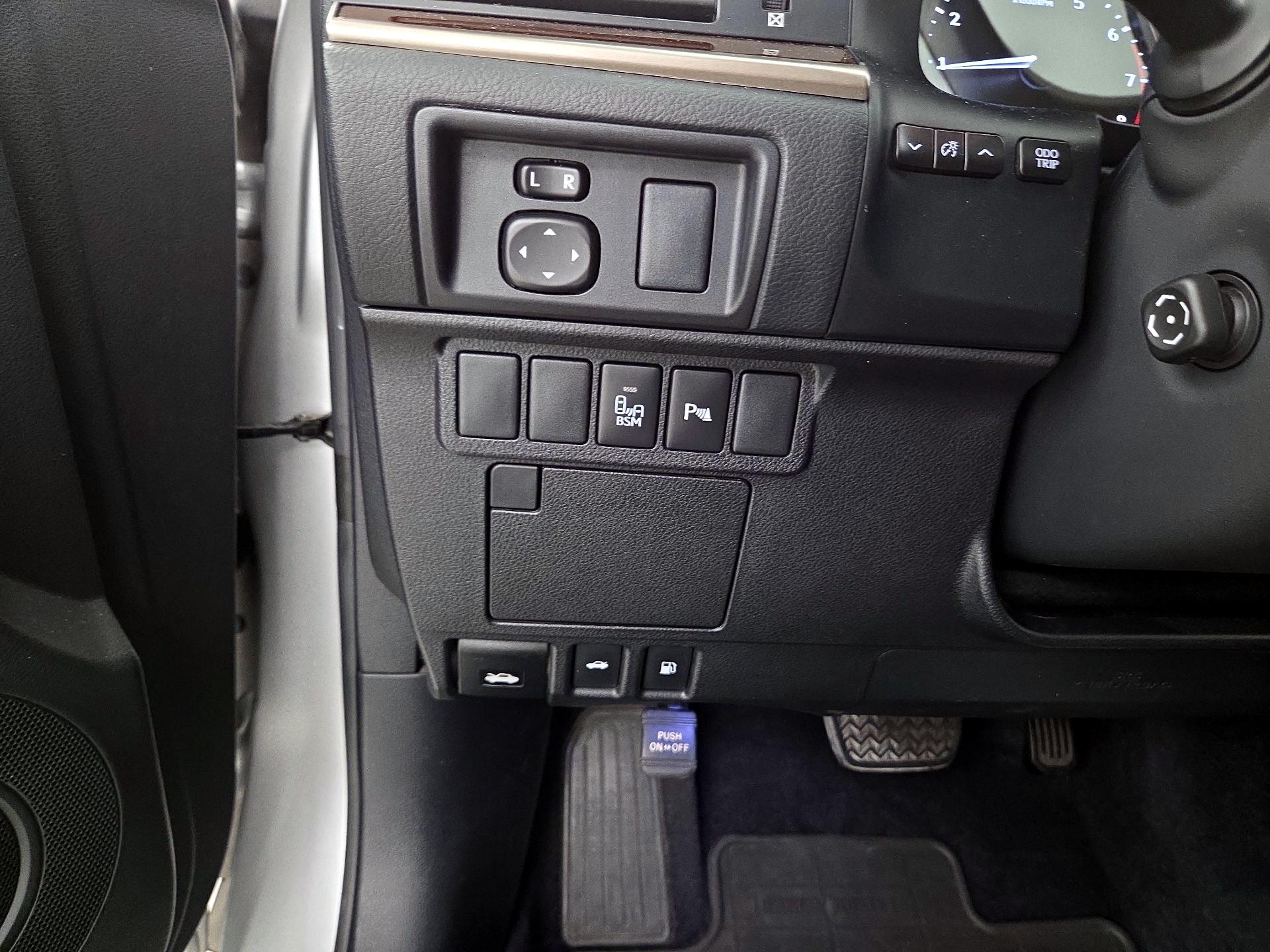 Thumbnail: 2014 Lexus ES - 13