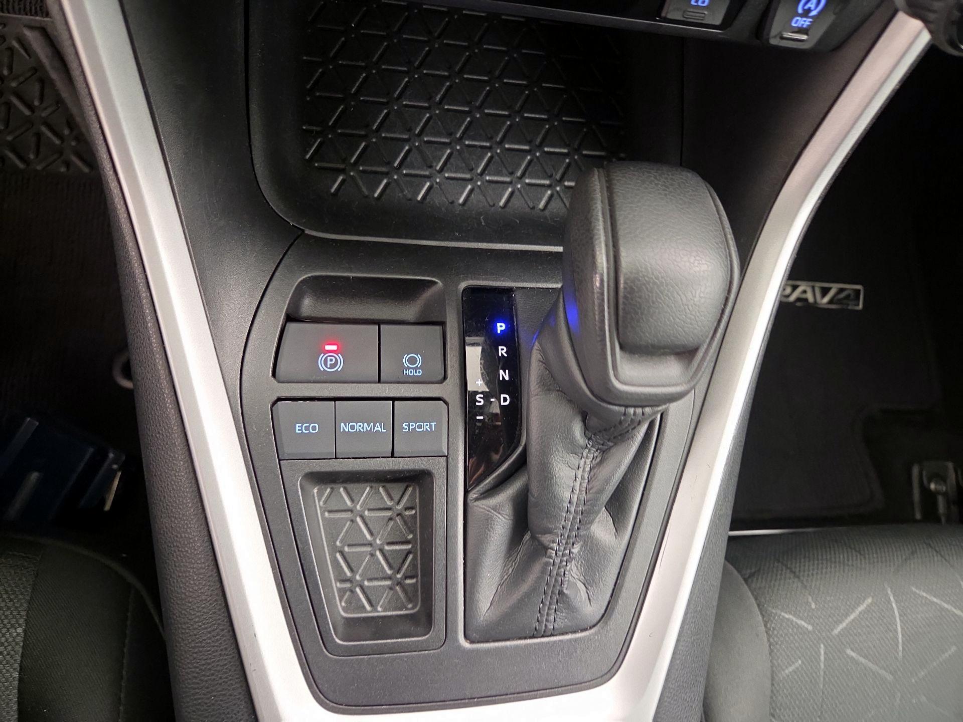 Thumbnail: 2022 Toyota RAV4 - 17