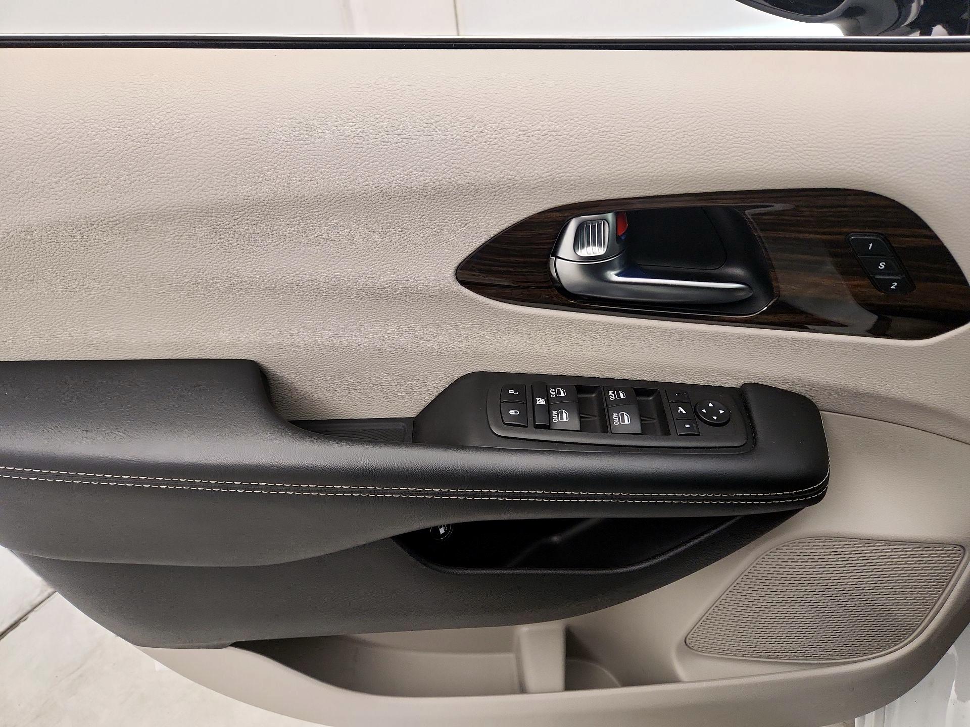 Thumbnail: 2023 Chrysler Pacifica - 12