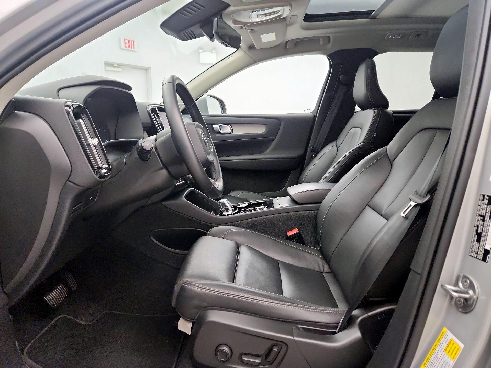 Thumbnail: 2025 Volvo XC40 - 11