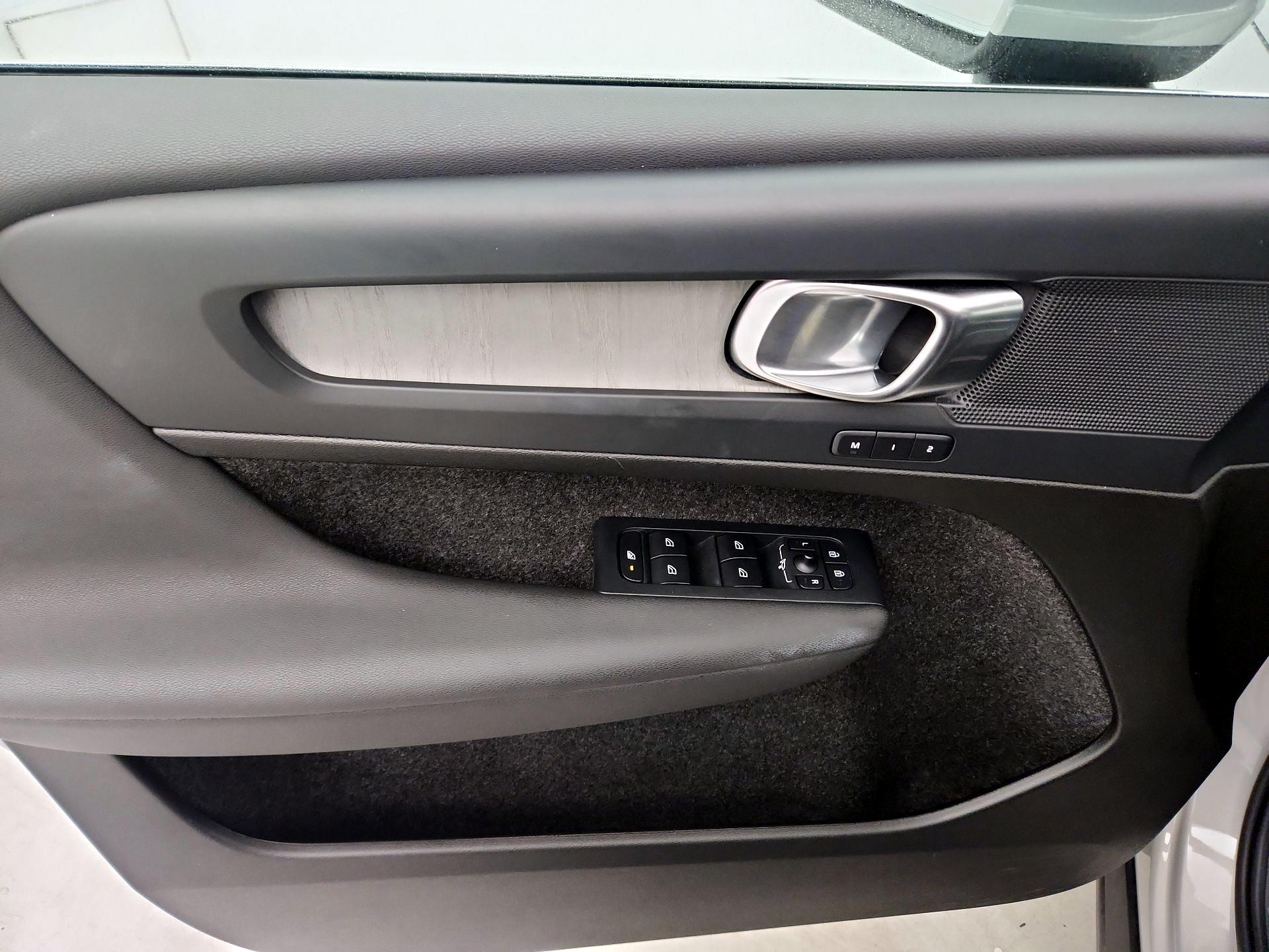 Thumbnail: 2025 Volvo XC40 - 12