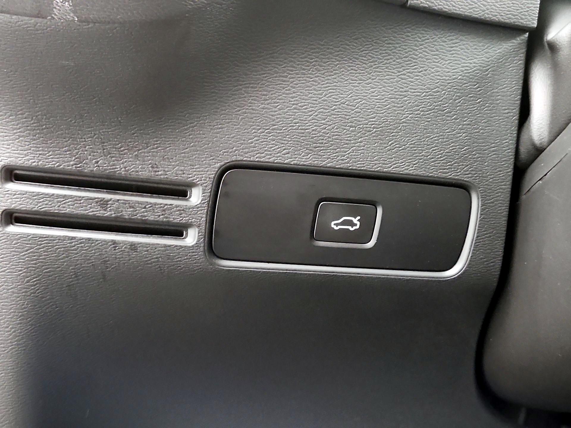 Thumbnail: 2025 Volvo XC40 - 13