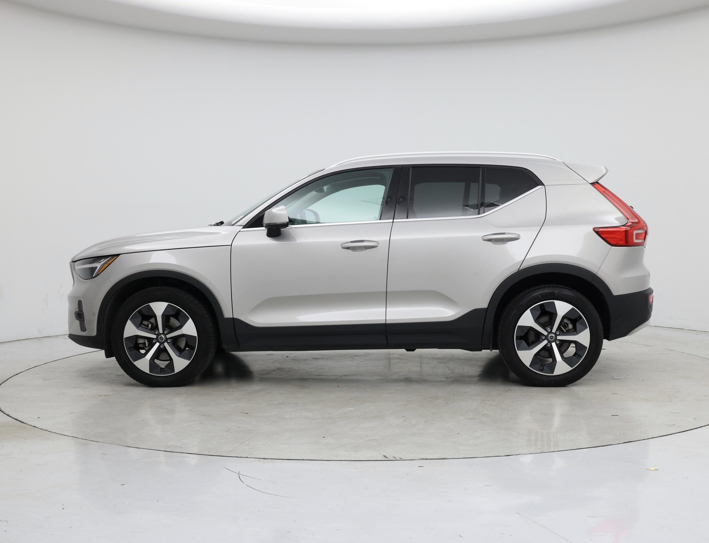 Thumbnail: 2025 Volvo XC40 - 3