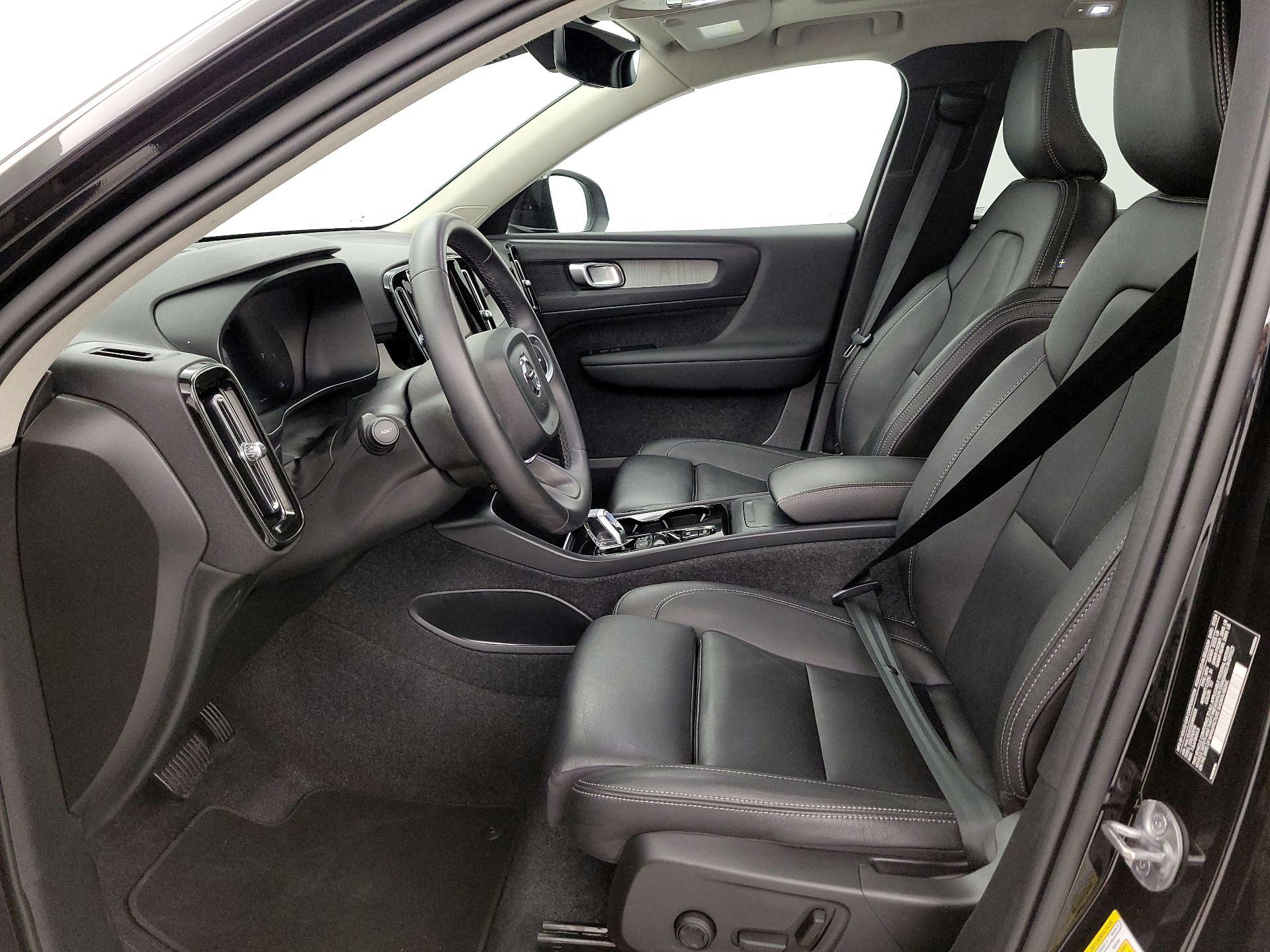 Thumbnail: 2025 Volvo XC40 - 11