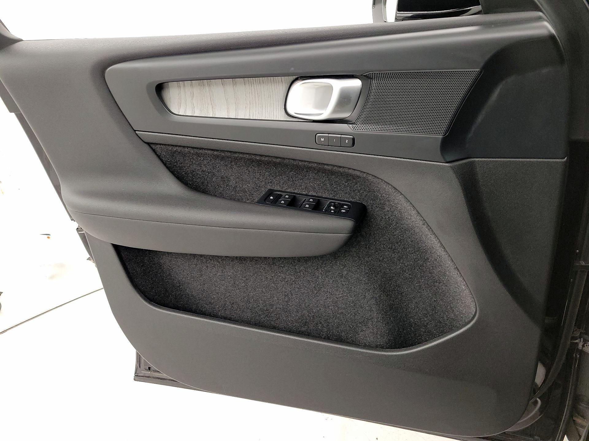 Thumbnail: 2025 Volvo XC40 - 12