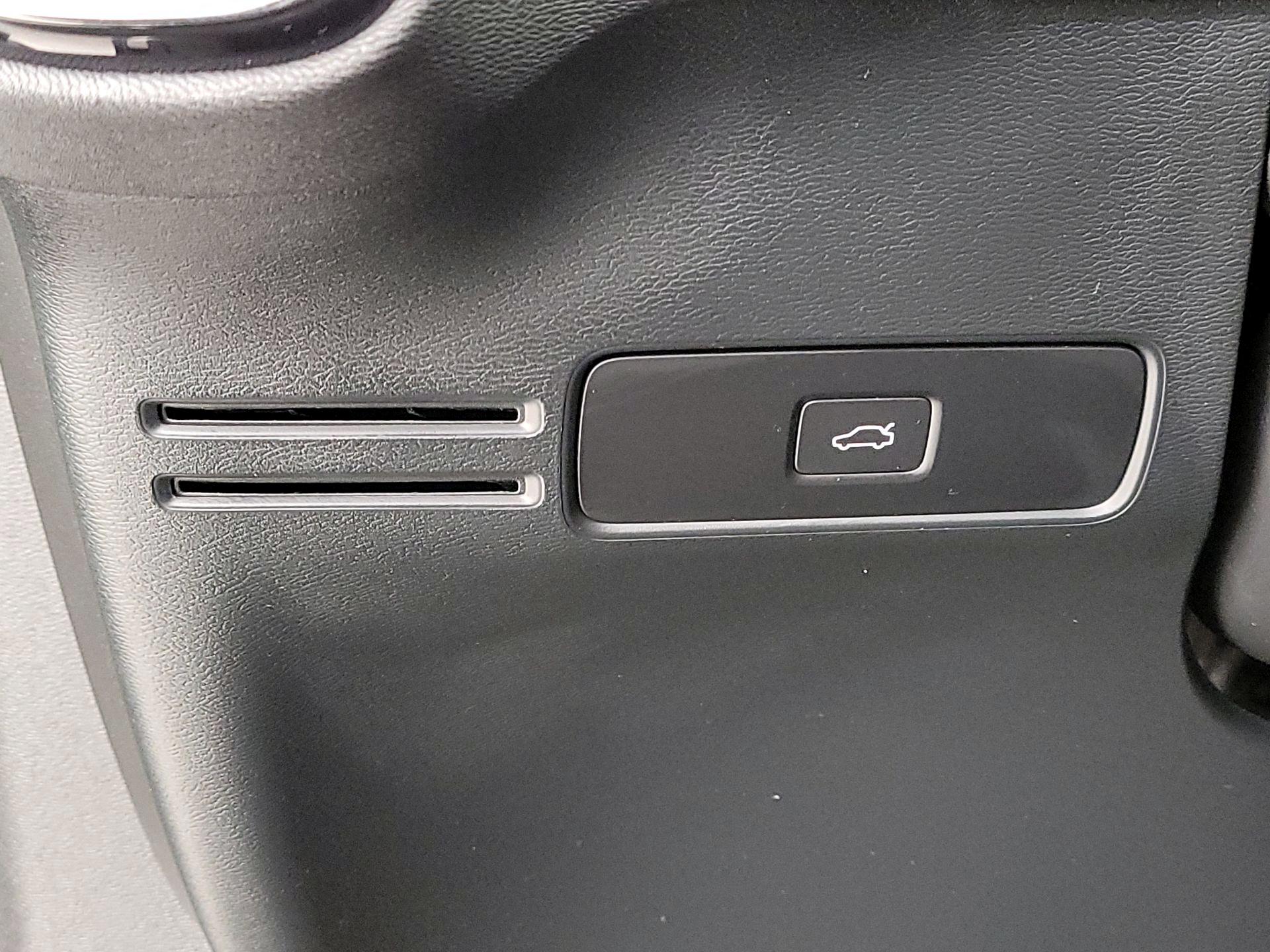 Thumbnail: 2025 Volvo XC40 - 13