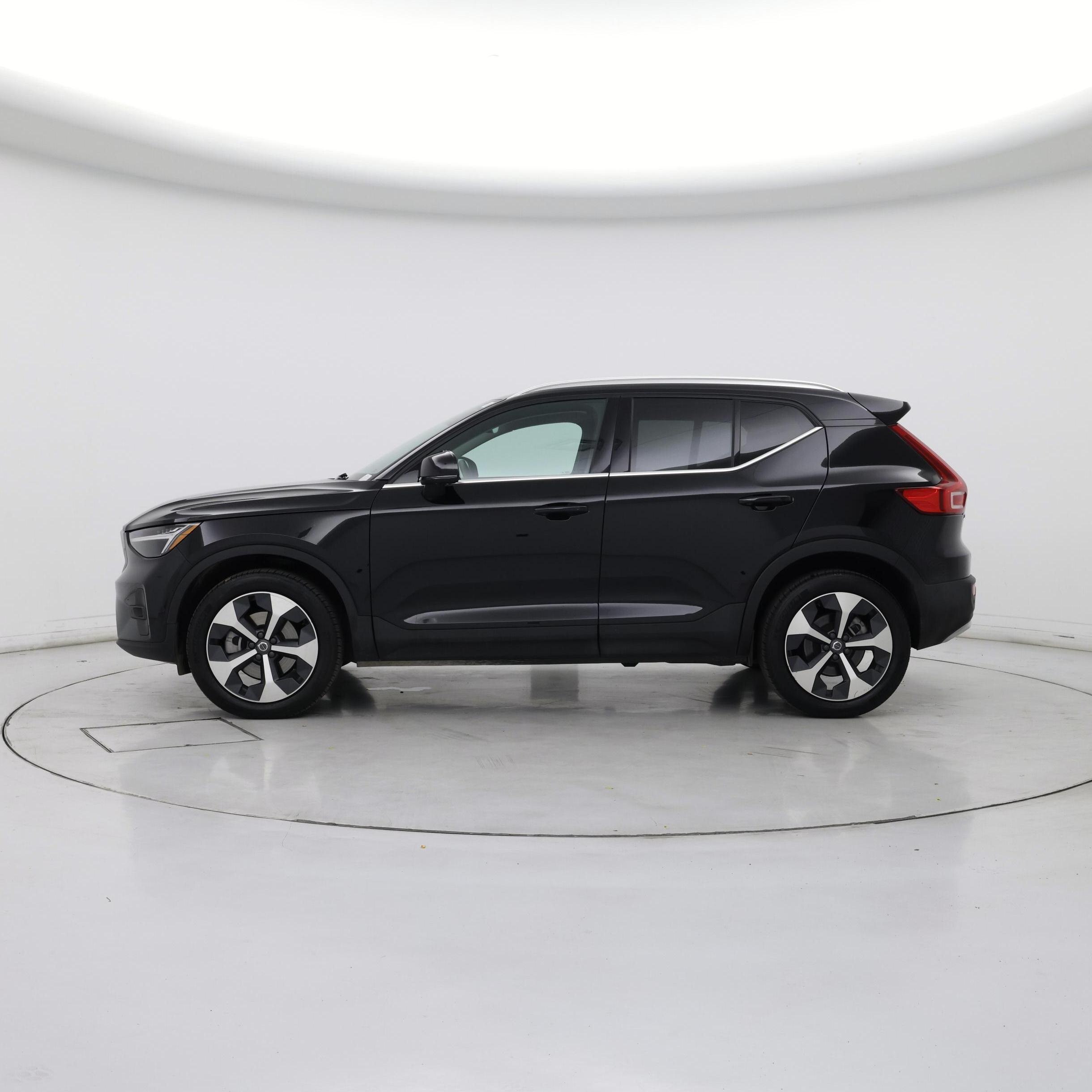 Thumbnail: 2025 Volvo XC40 - 3