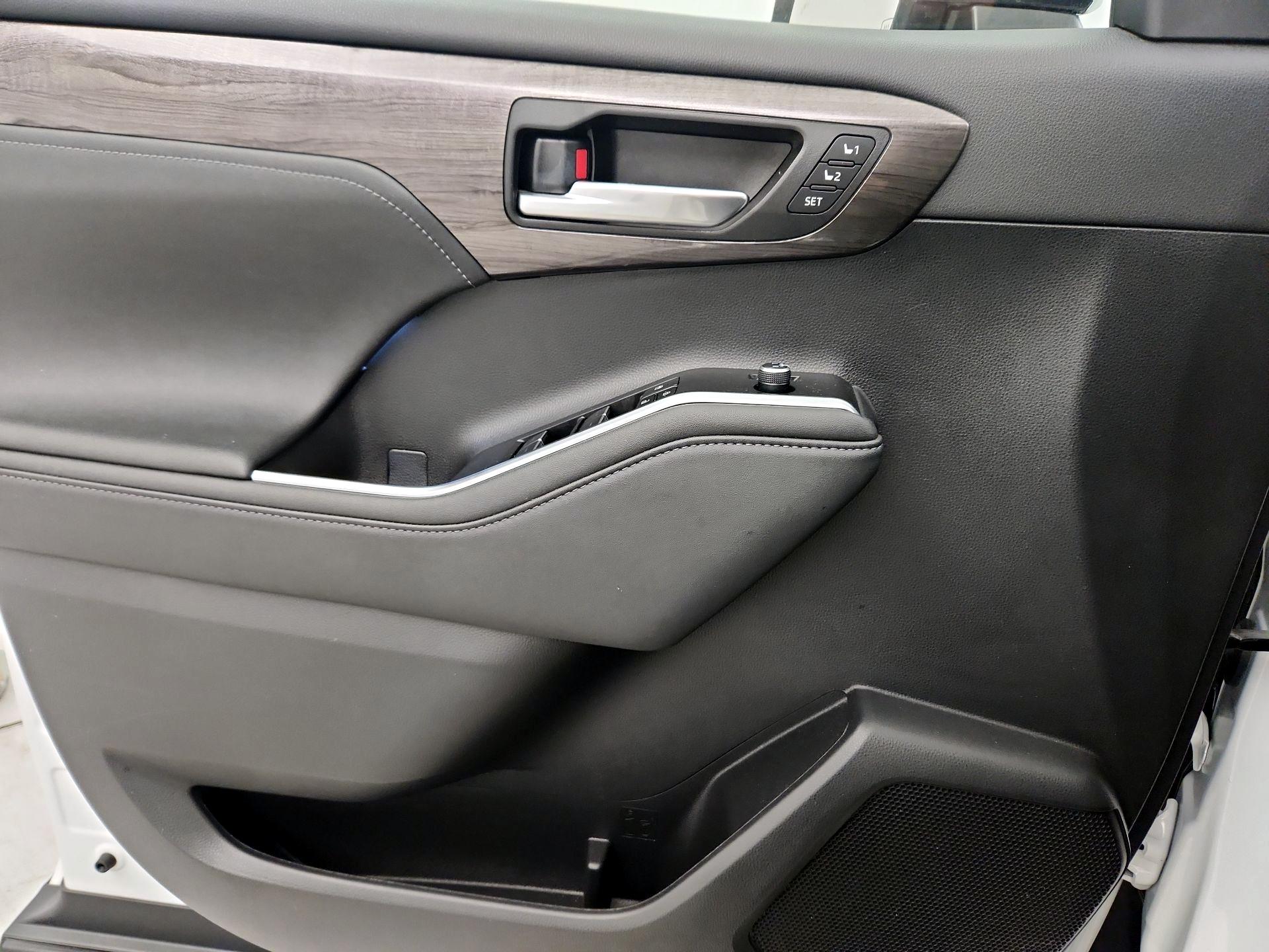 Thumbnail: 2023 Toyota Highlander - 12