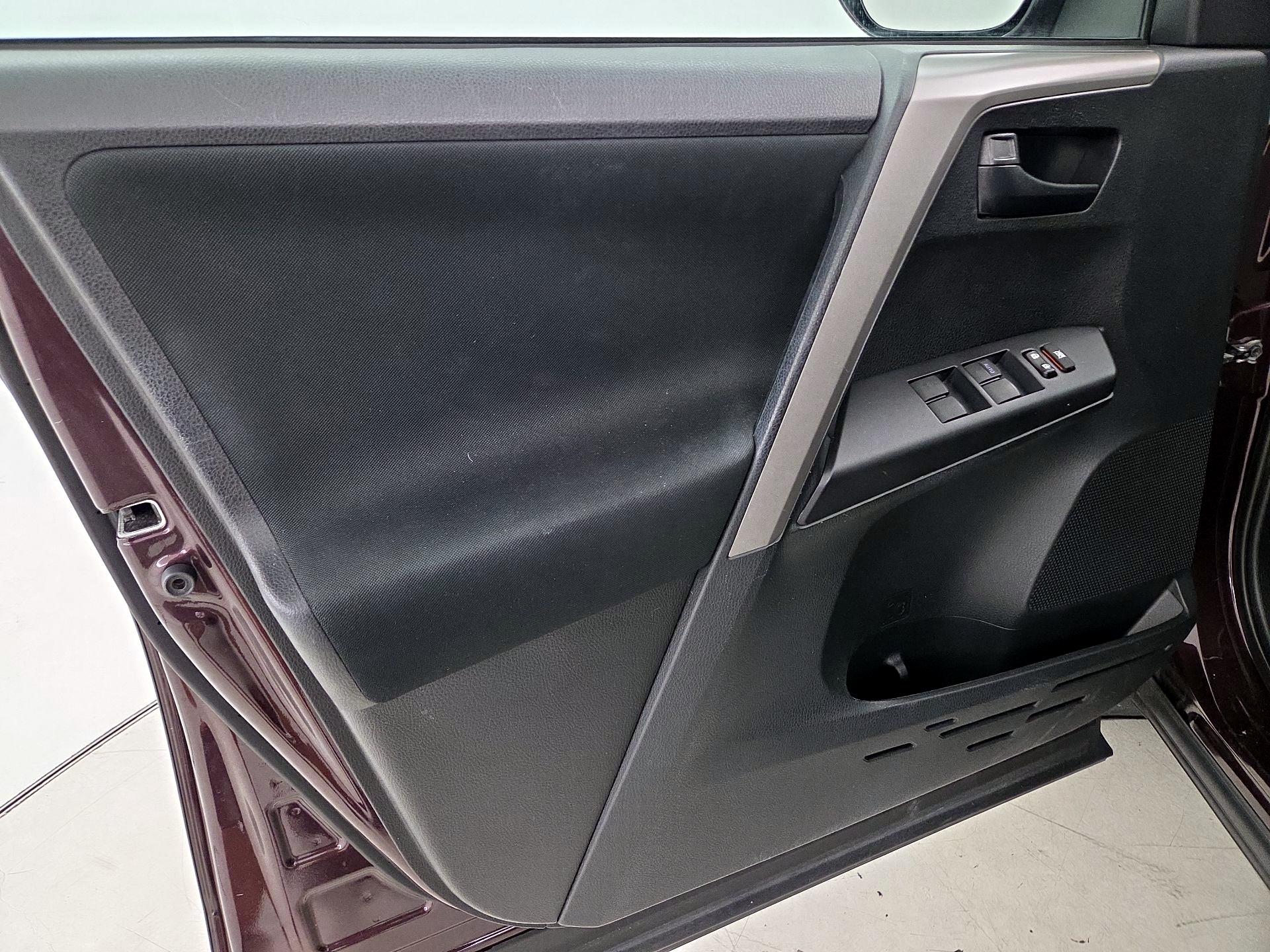 Thumbnail: 2018 Toyota RAV4 - 12