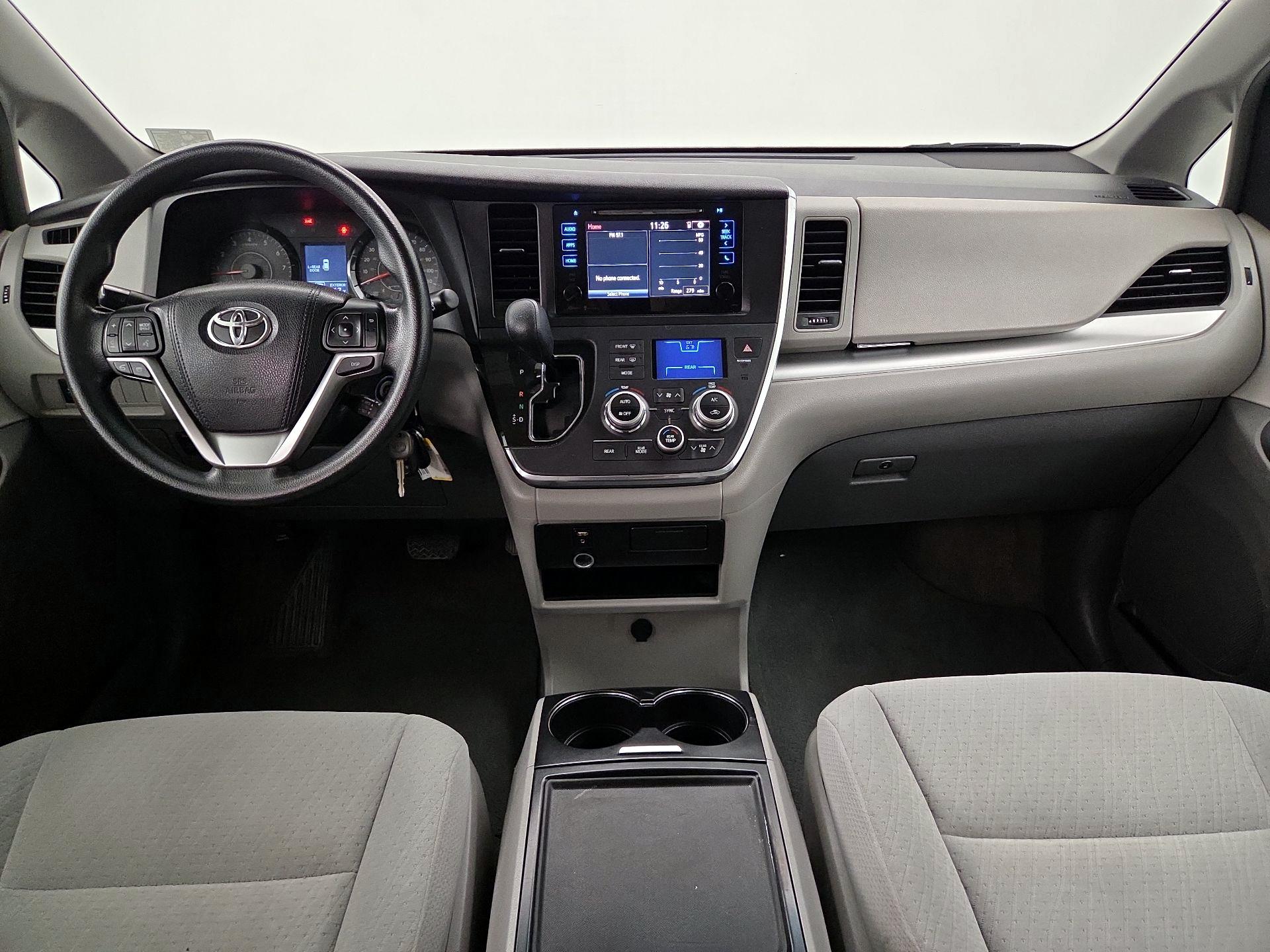 Thumbnail: 2015 Toyota Sienna - 9