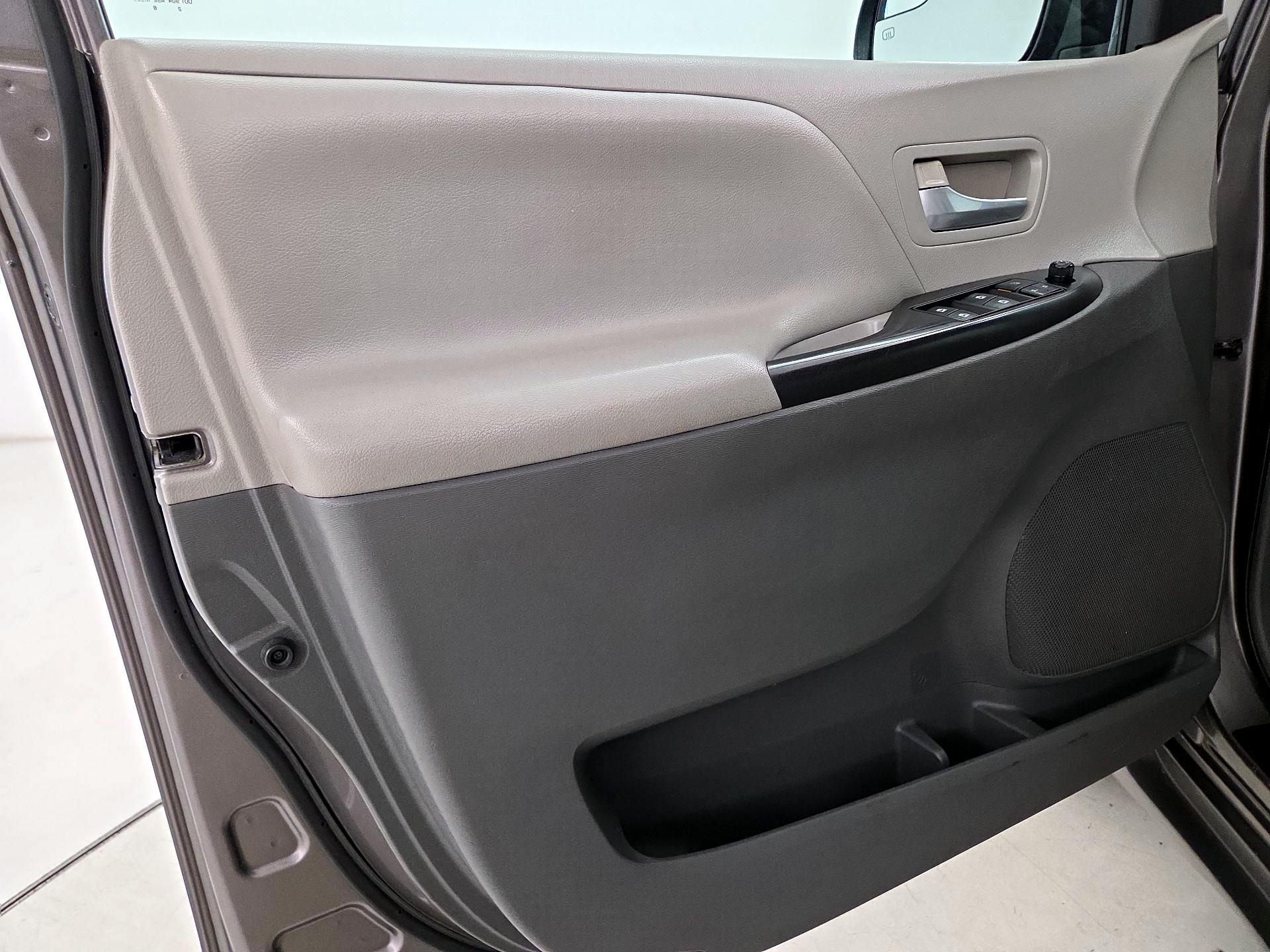 Thumbnail: 2015 Toyota Sienna - 12