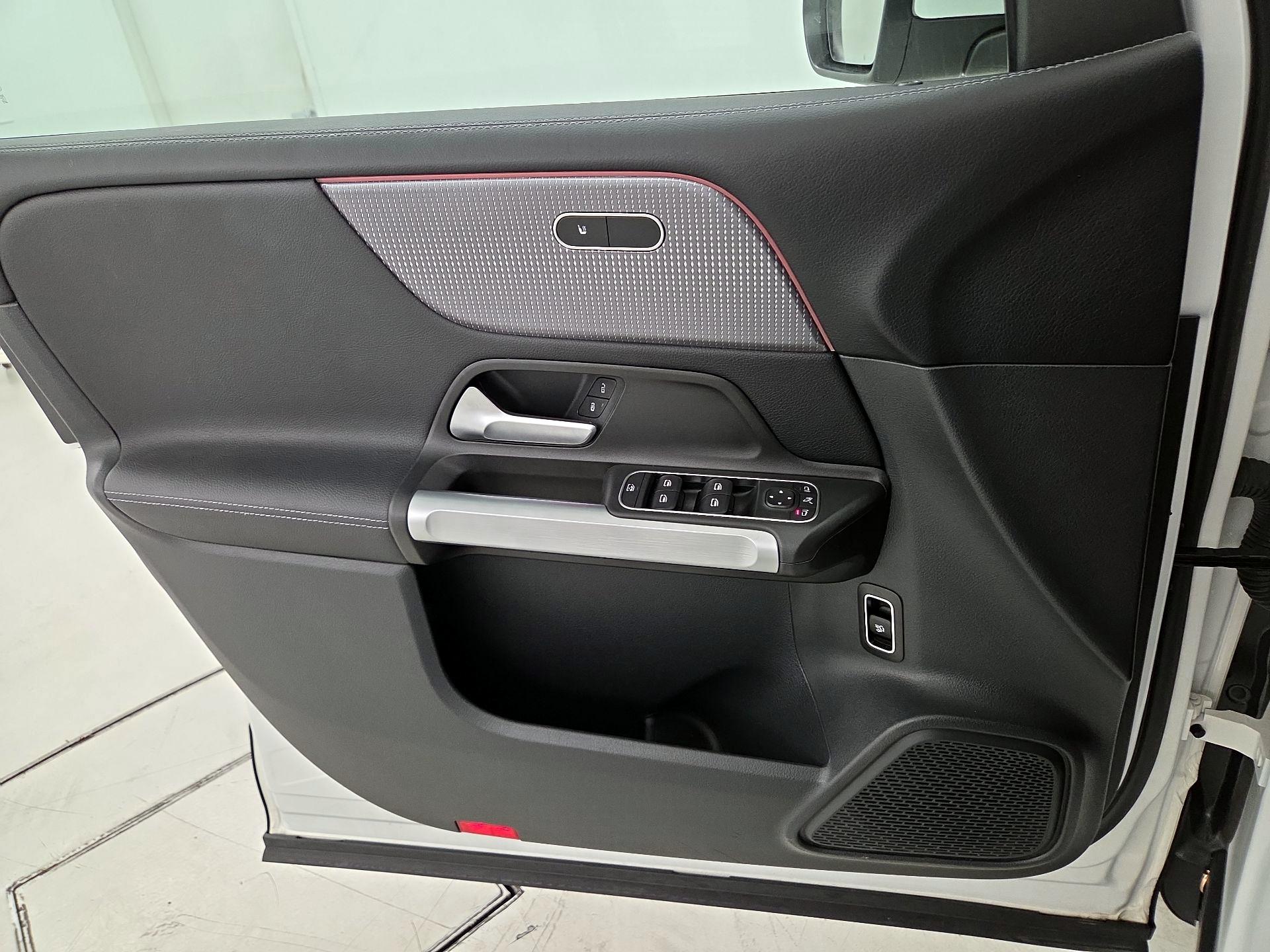 Thumbnail: 2022 Mercedes-Benz GLB - 12