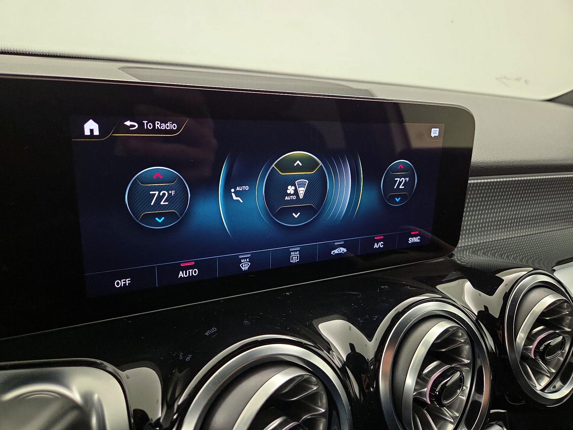 Thumbnail: 2022 Mercedes-Benz GLB - 16