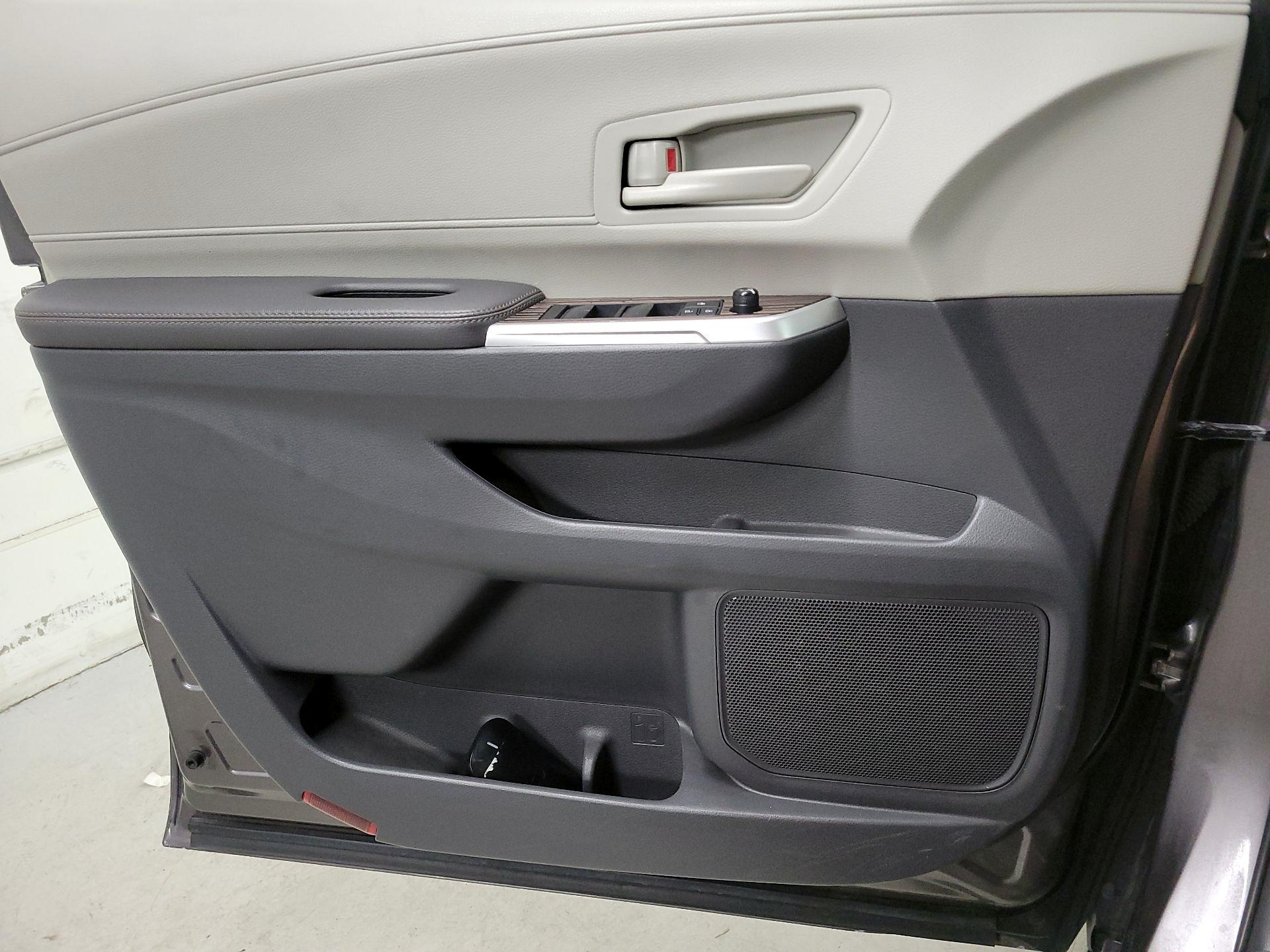 Thumbnail: 2023 Toyota Sienna - 12