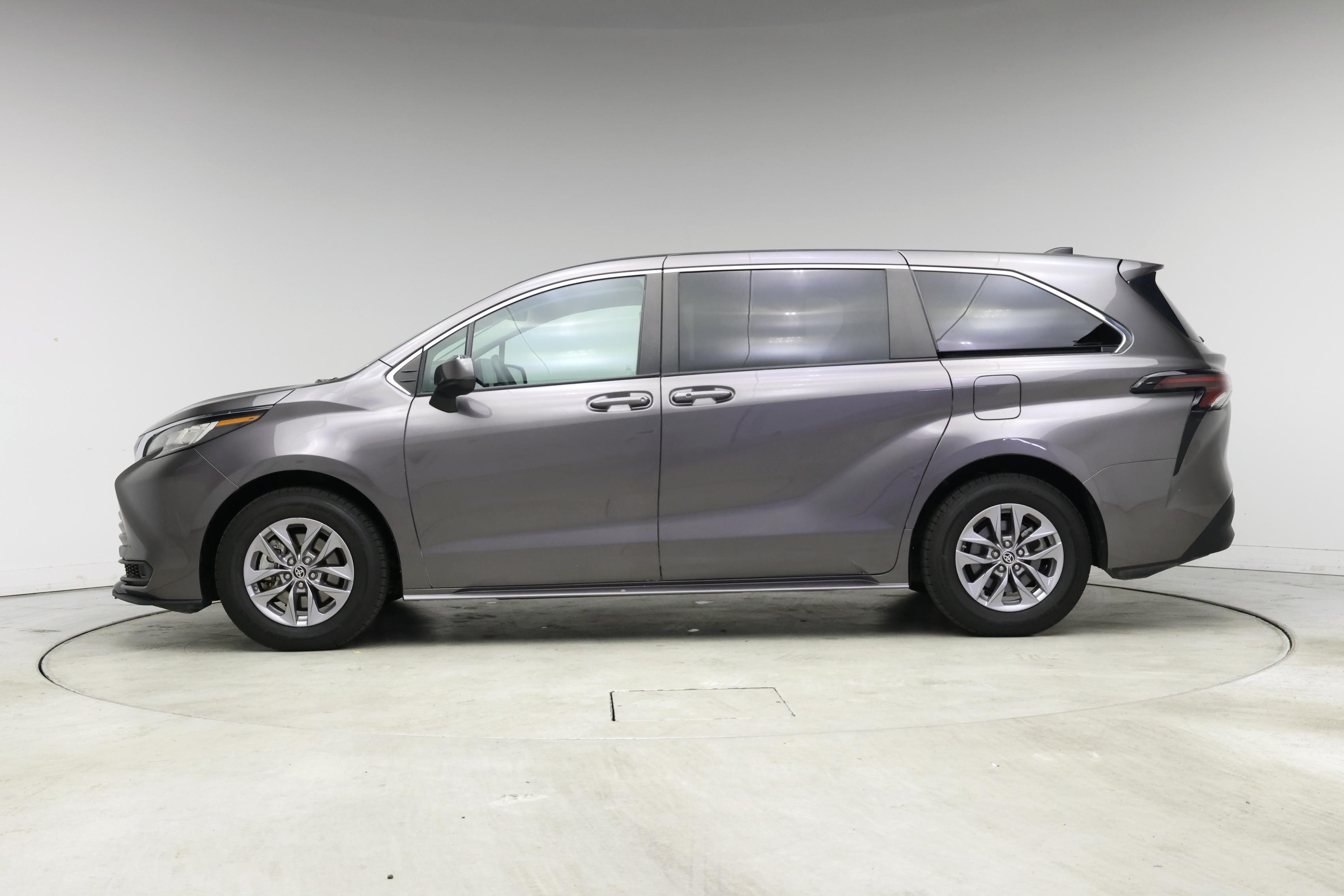 Thumbnail: 2023 Toyota Sienna - 3