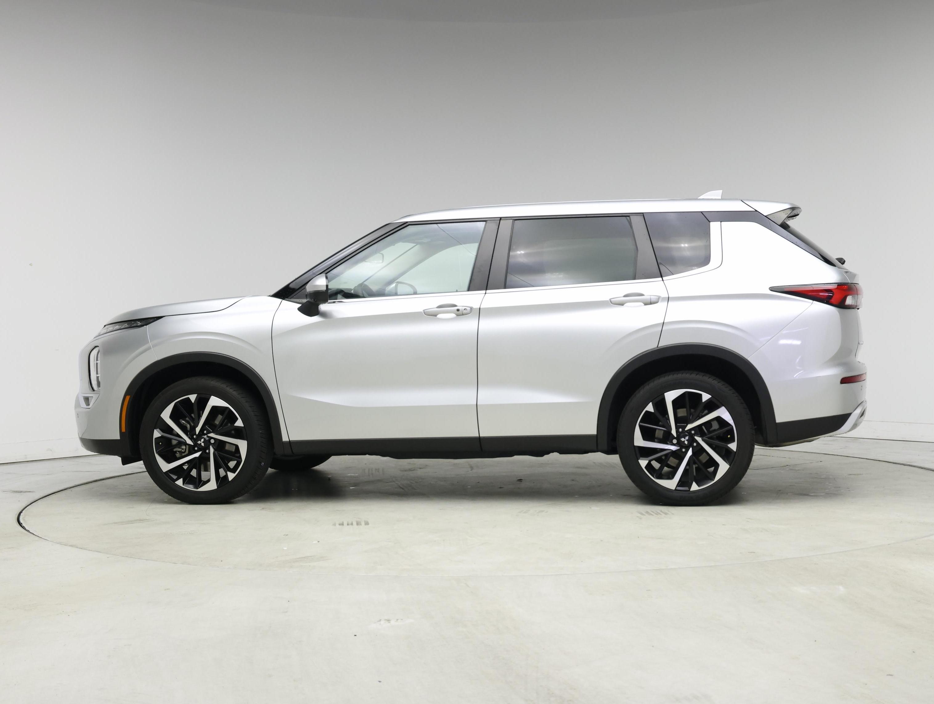 Thumbnail: 2022 Mitsubishi Outlander - 3