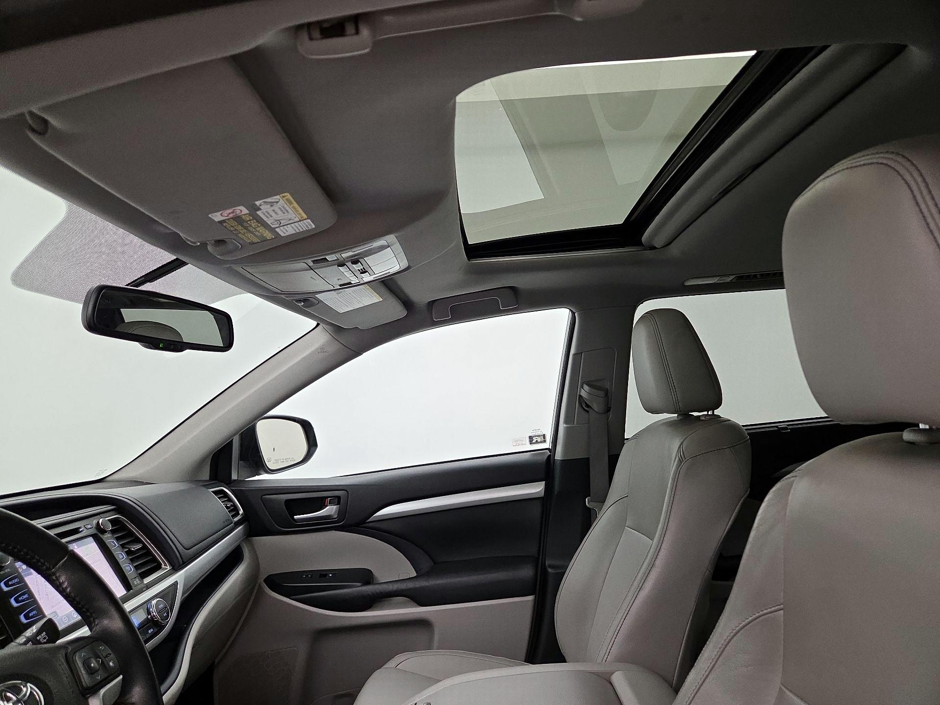 Thumbnail: 2015 Toyota Highlander - 20