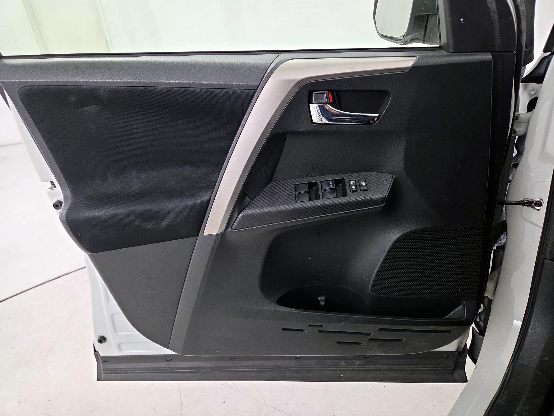 Thumbnail: 2015 Toyota RAV4 - 12