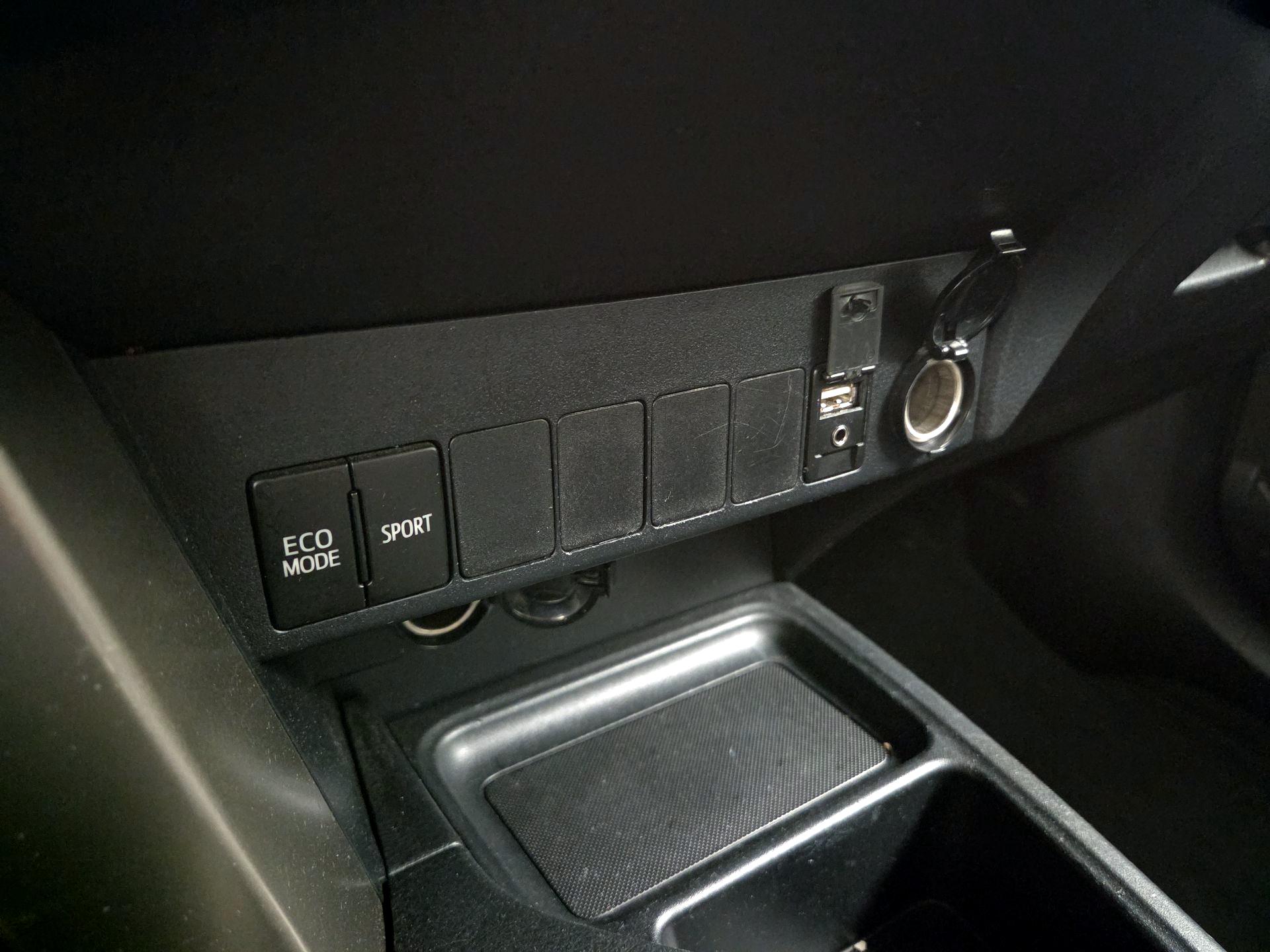 Thumbnail: 2015 Toyota RAV4 - 18