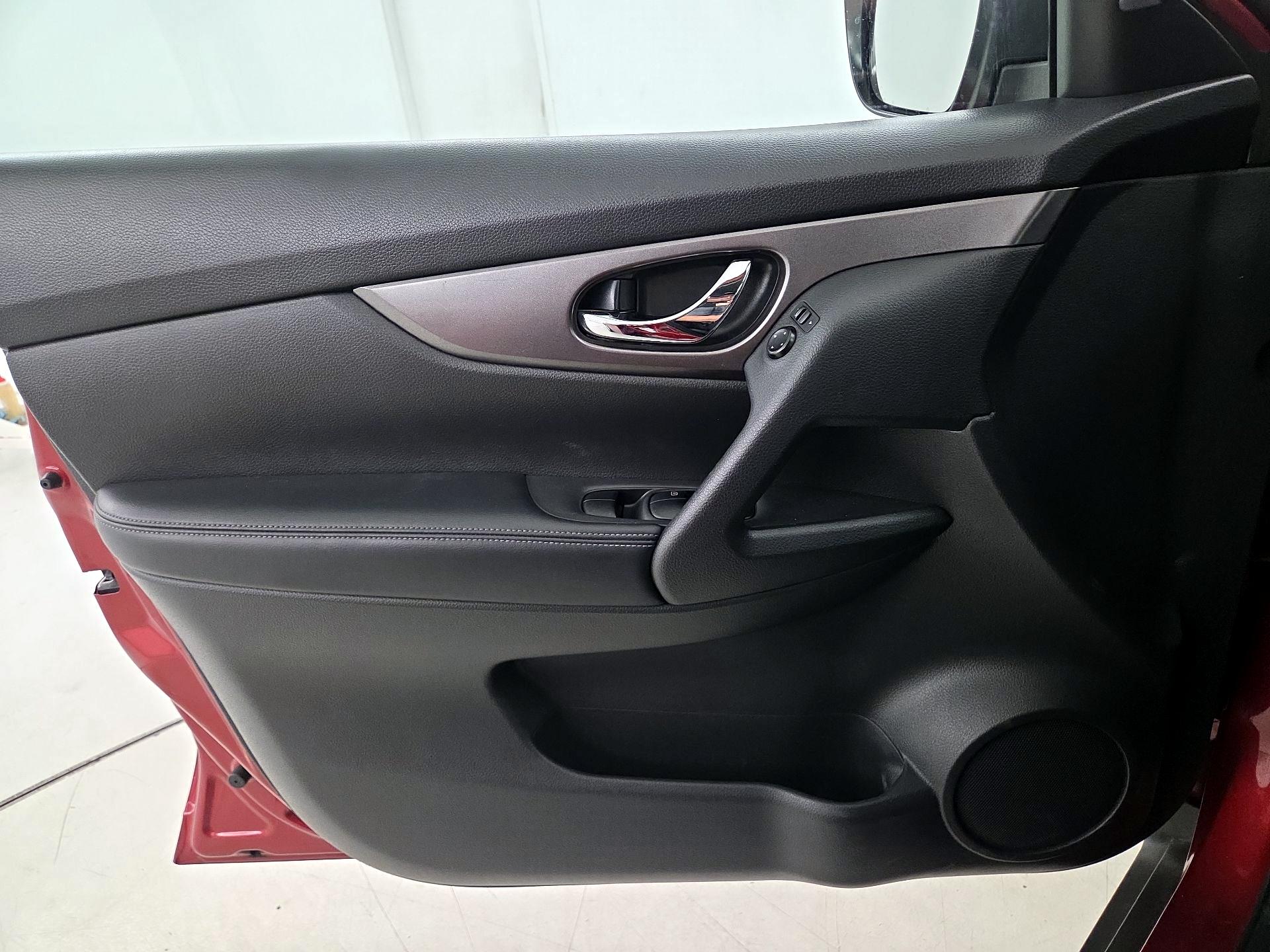 Thumbnail: 2016 Nissan Rogue - 12